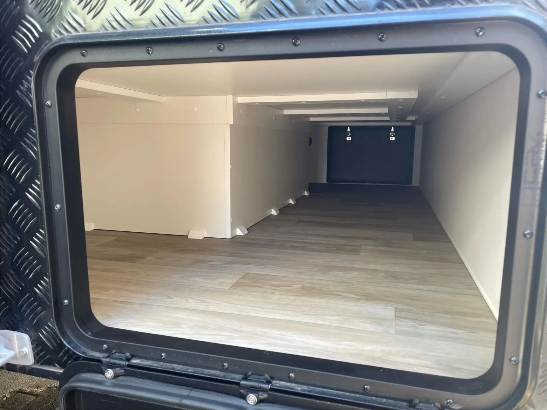https://media-caravea.syd1.digitaloceanspaces.com/caravans/95EIC19975/exterior-7.webp