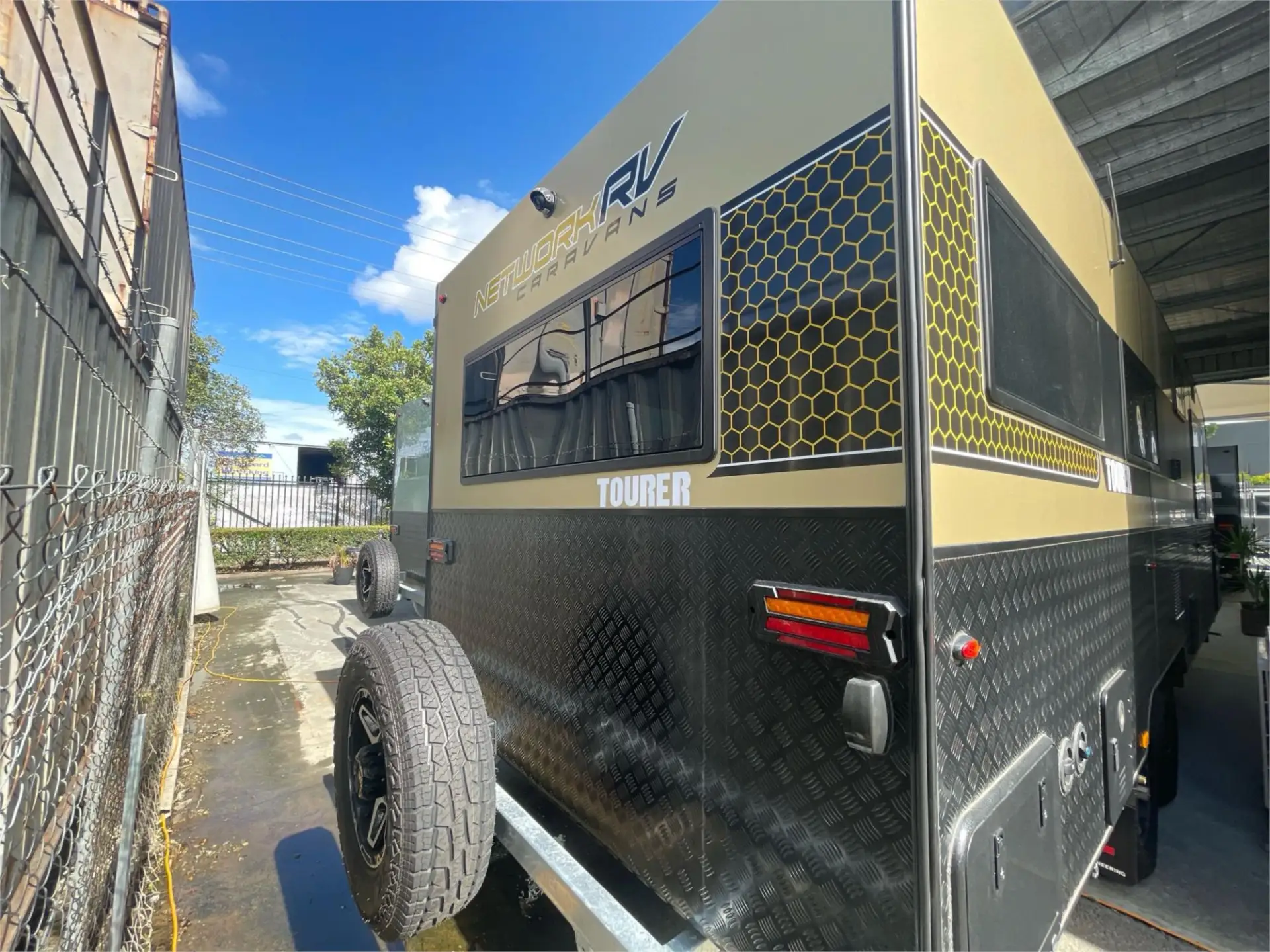 https://media-caravea.syd1.digitaloceanspaces.com/caravans/95EIC19975/exterior-9.webp