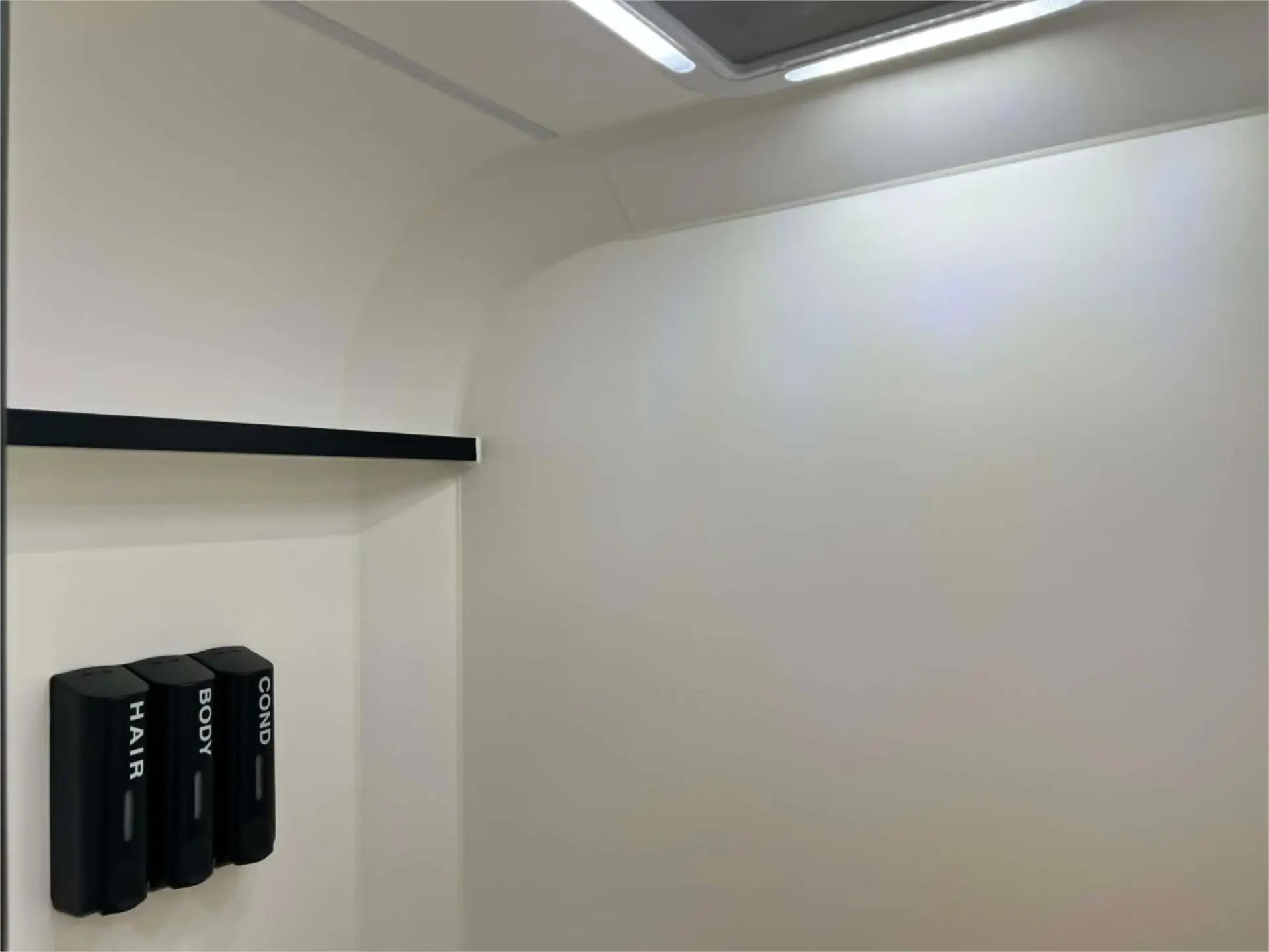 https://media-caravea.syd1.digitaloceanspaces.com/caravans/95EIC20465/exterior-10.webp