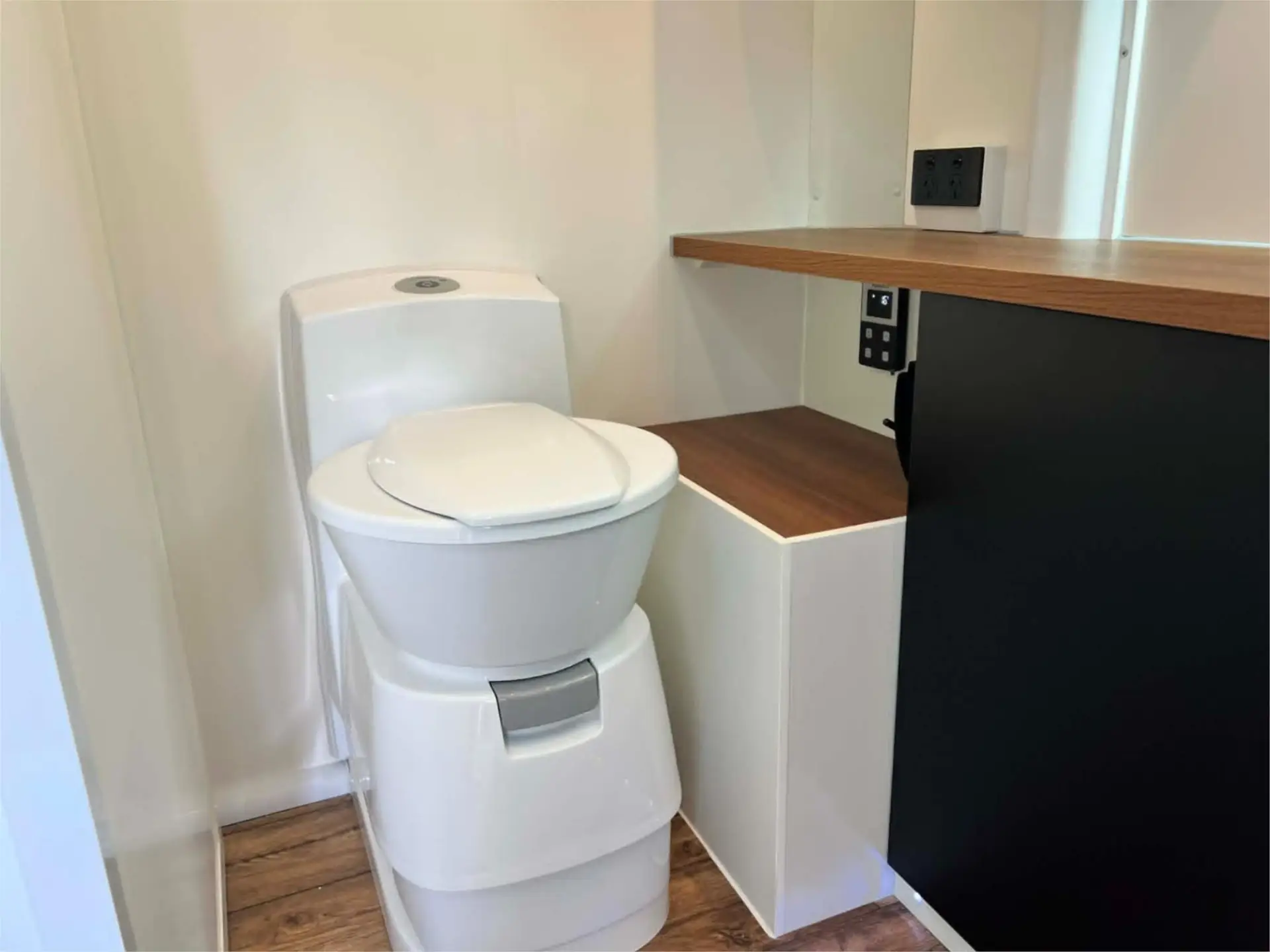 https://media-caravea.syd1.digitaloceanspaces.com/caravans/95EIC20465/exterior-12.webp
