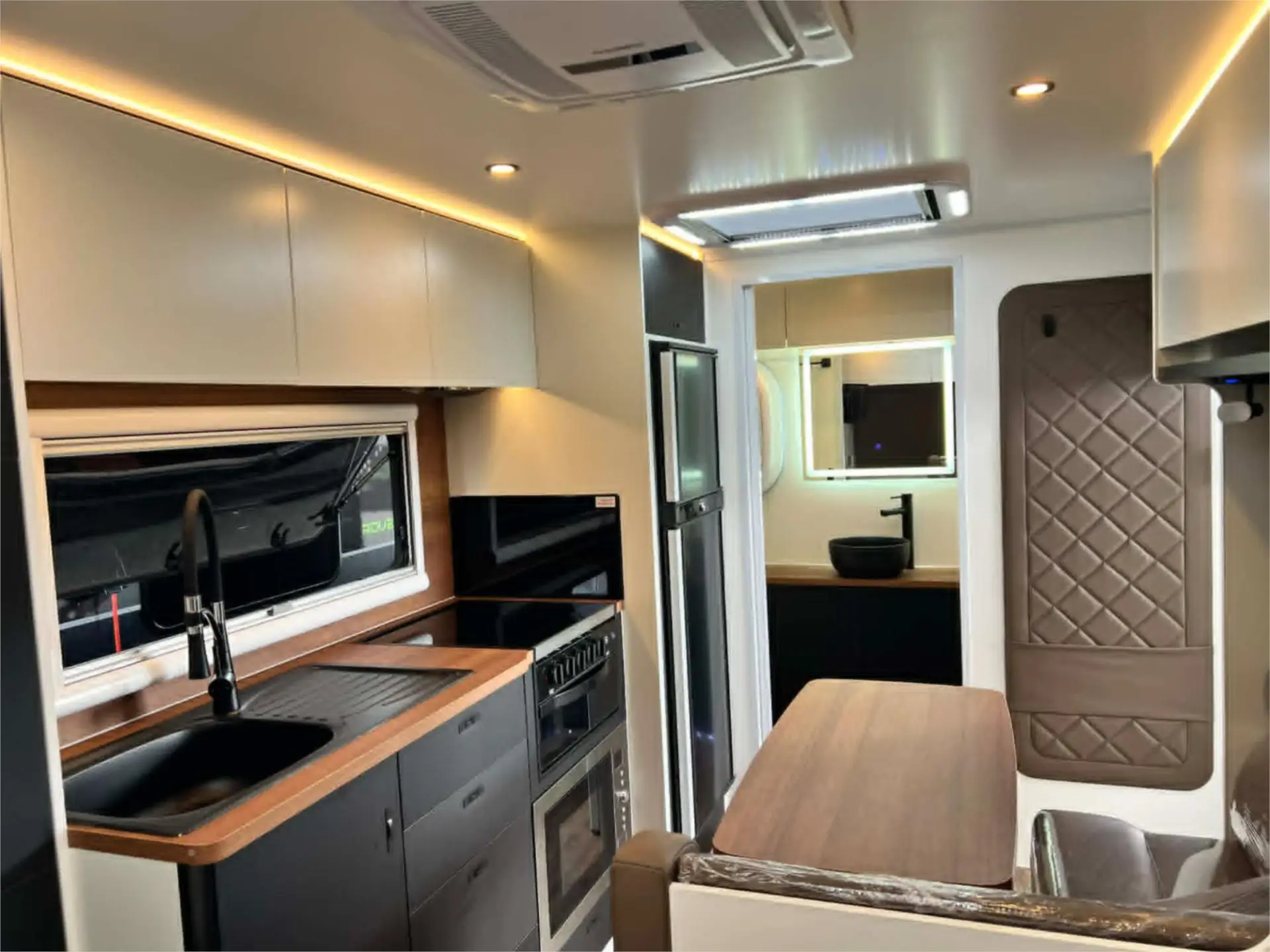 https://media-caravea.syd1.digitaloceanspaces.com/caravans/95EIC20465/exterior-14.webp
