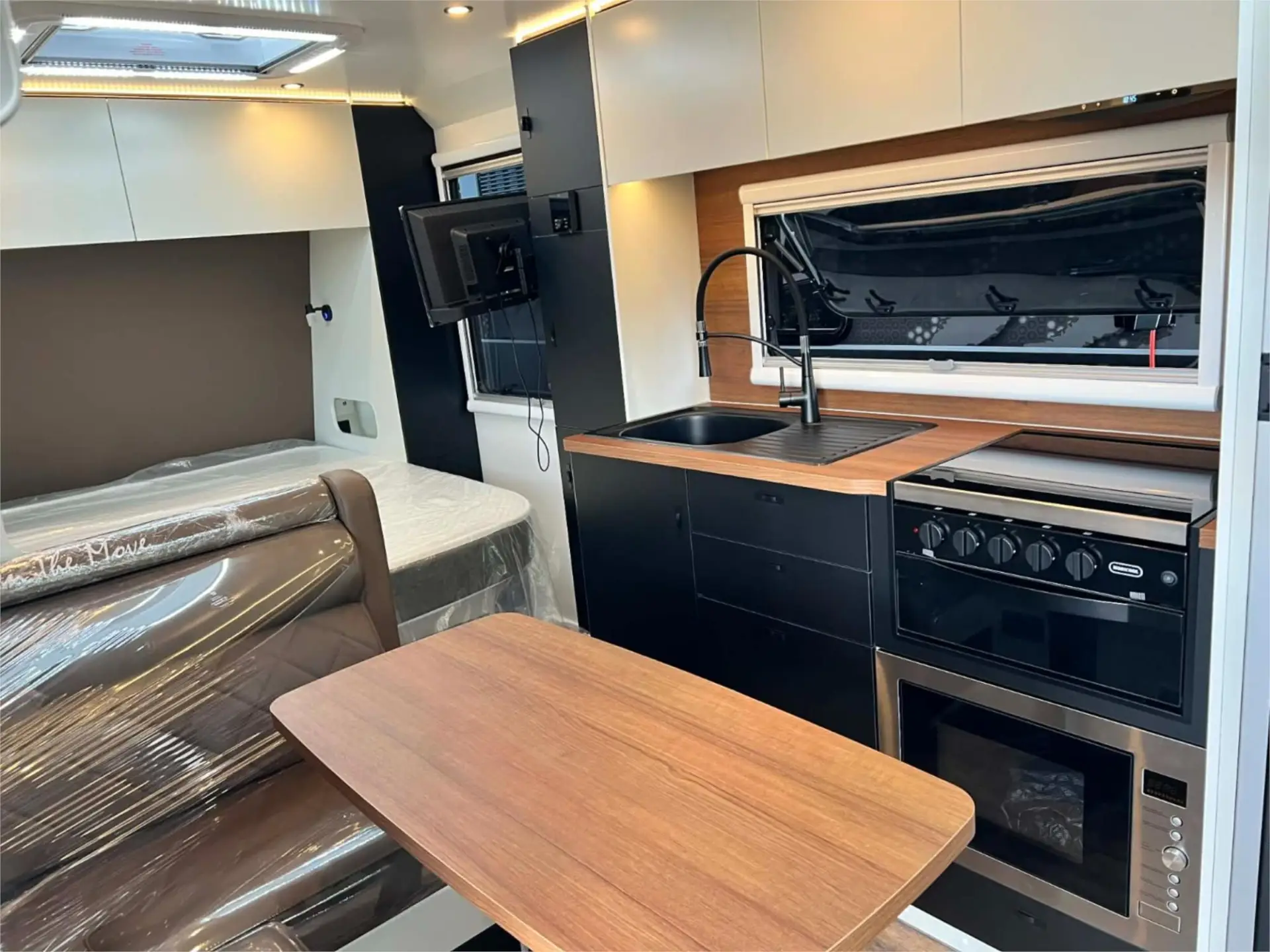 https://media-caravea.syd1.digitaloceanspaces.com/caravans/95EIC20465/exterior-16.webp