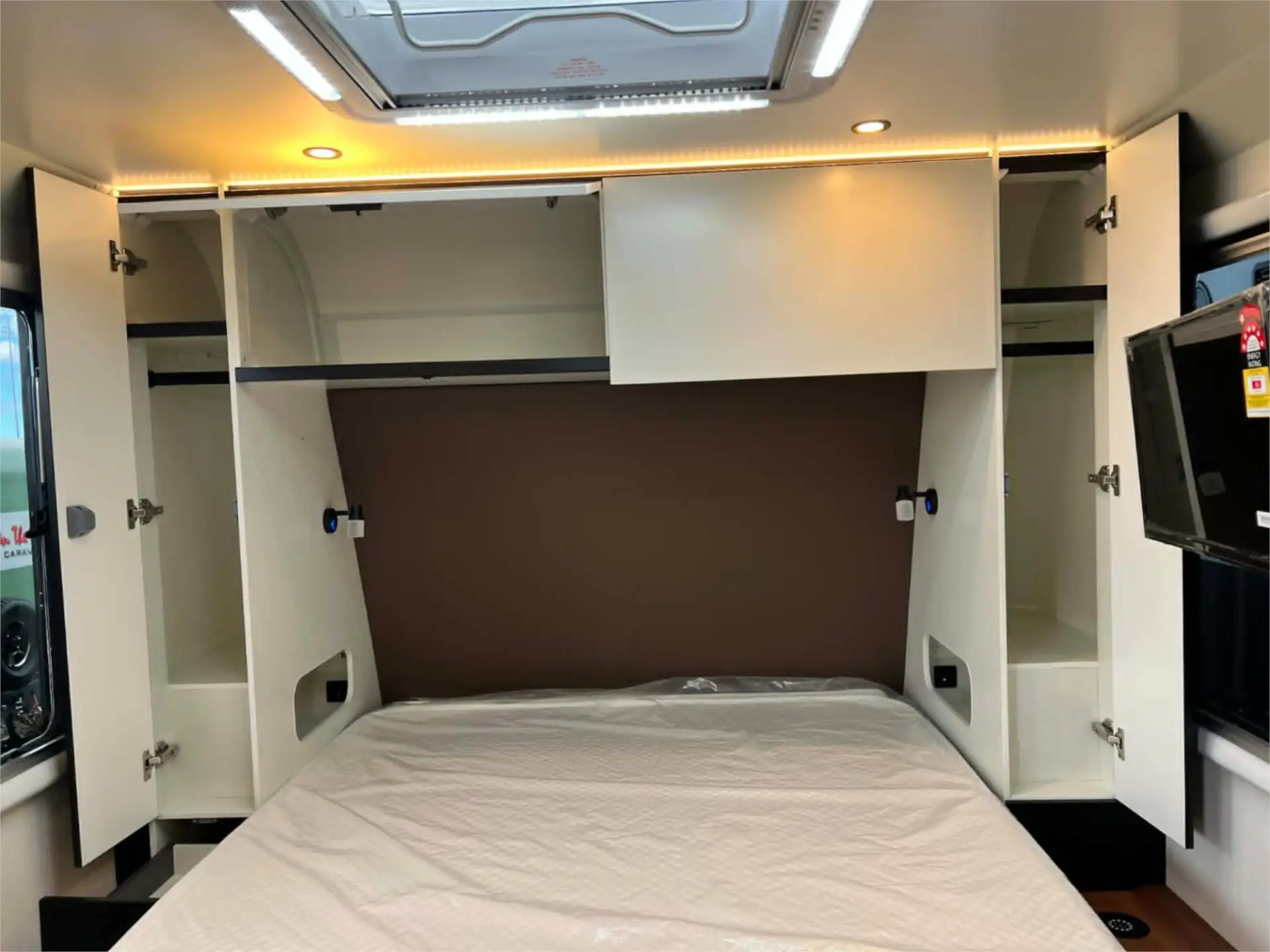 https://media-caravea.syd1.digitaloceanspaces.com/caravans/95EIC20465/exterior-22.webp