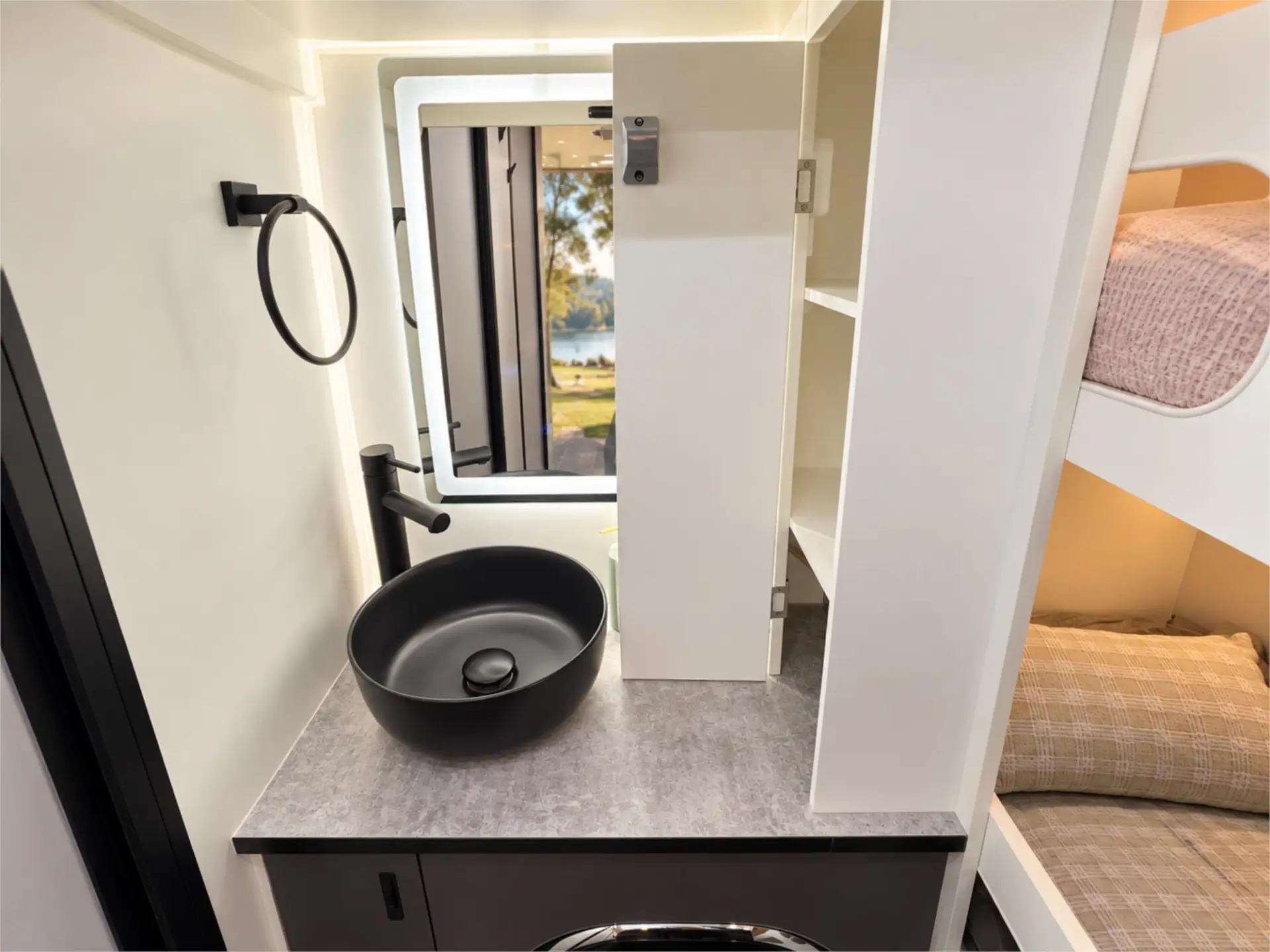 https://media-caravea.syd1.digitaloceanspaces.com/caravans/95EIC20748/exterior-12.webp