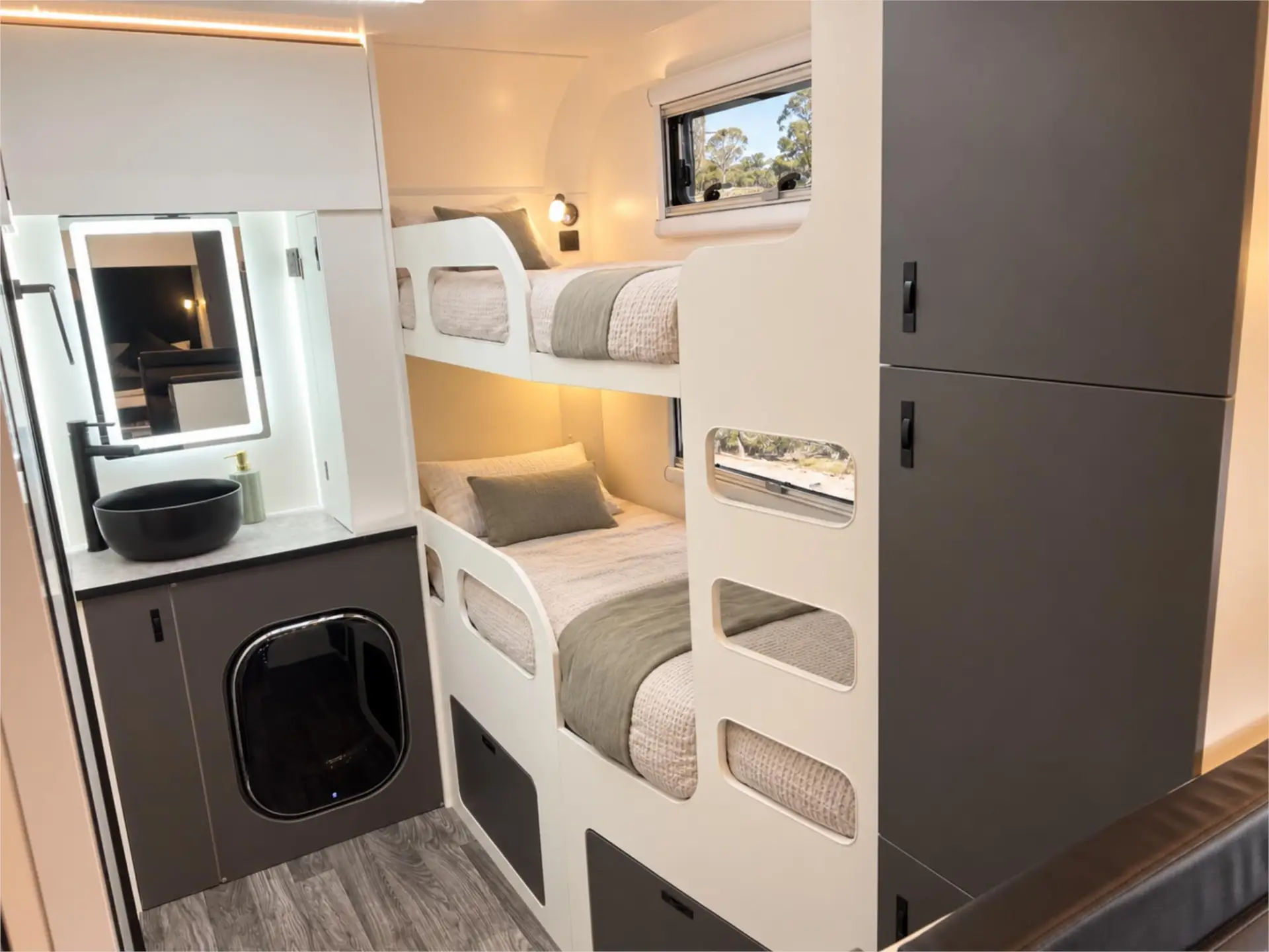 https://media-caravea.syd1.digitaloceanspaces.com/caravans/95EIC20748/exterior-13.webp