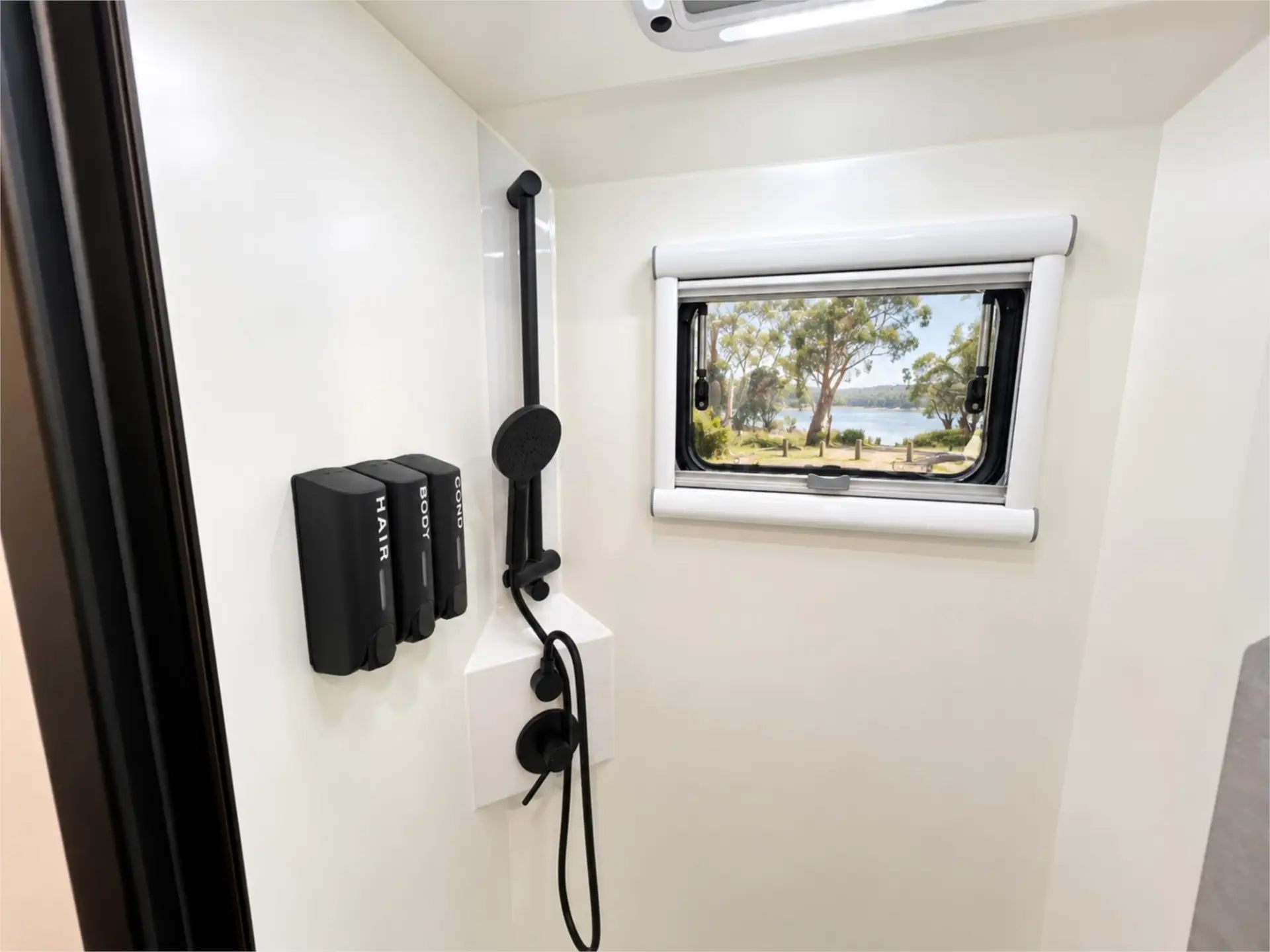 https://media-caravea.syd1.digitaloceanspaces.com/caravans/95EIC20748/exterior-7.webp