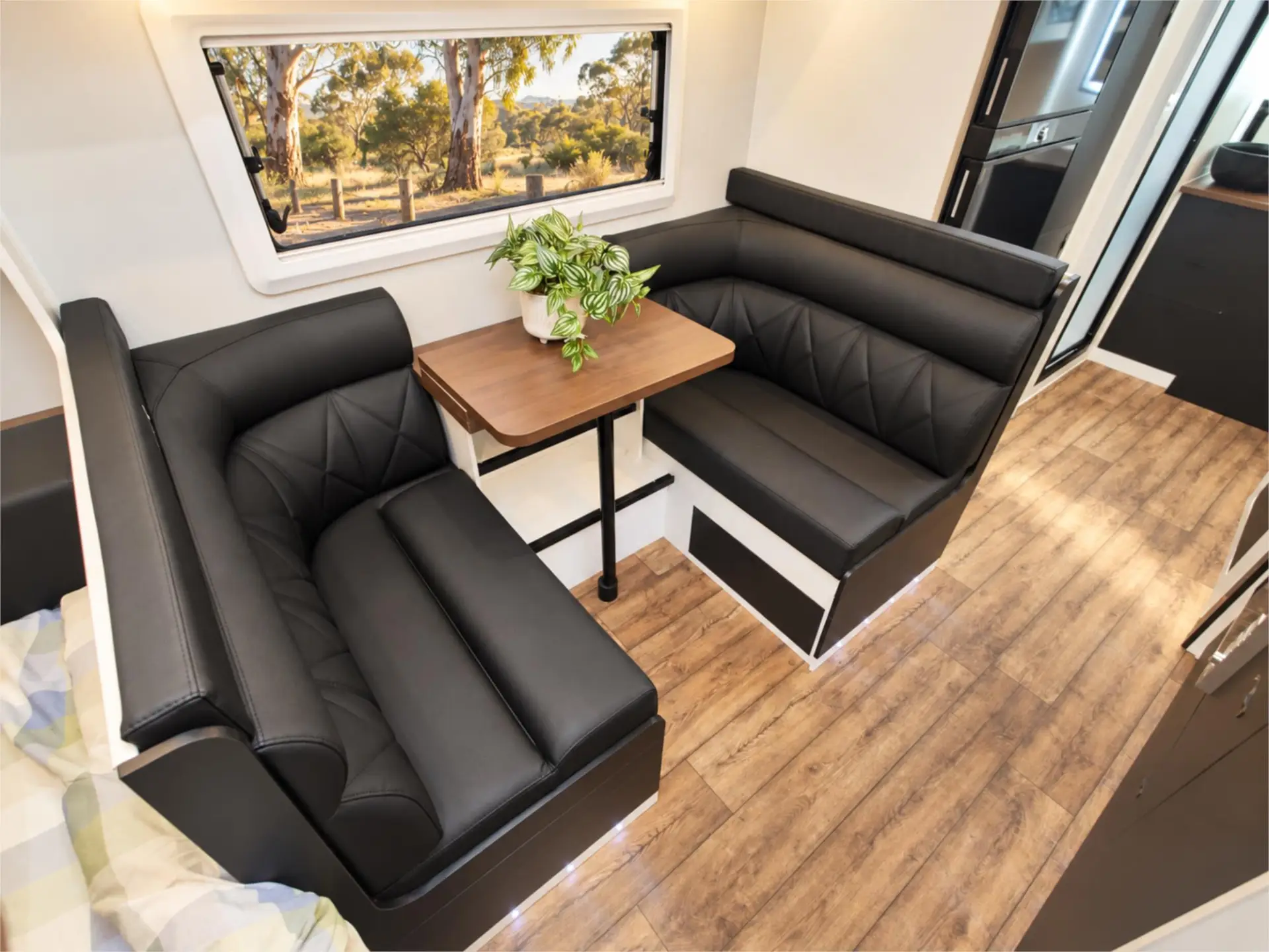https://media-caravea.syd1.digitaloceanspaces.com/caravans/95EIC20749/exterior-1.webp