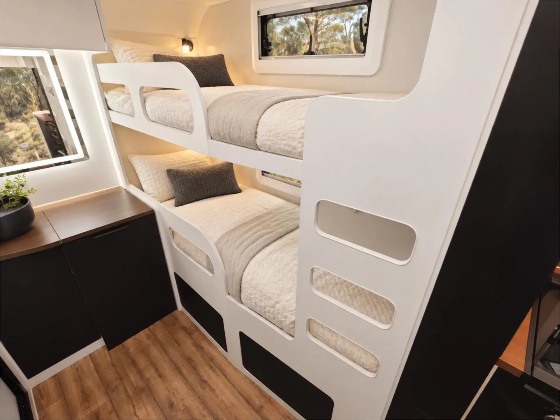 https://media-caravea.syd1.digitaloceanspaces.com/caravans/95EIC20749/exterior-11.webp
