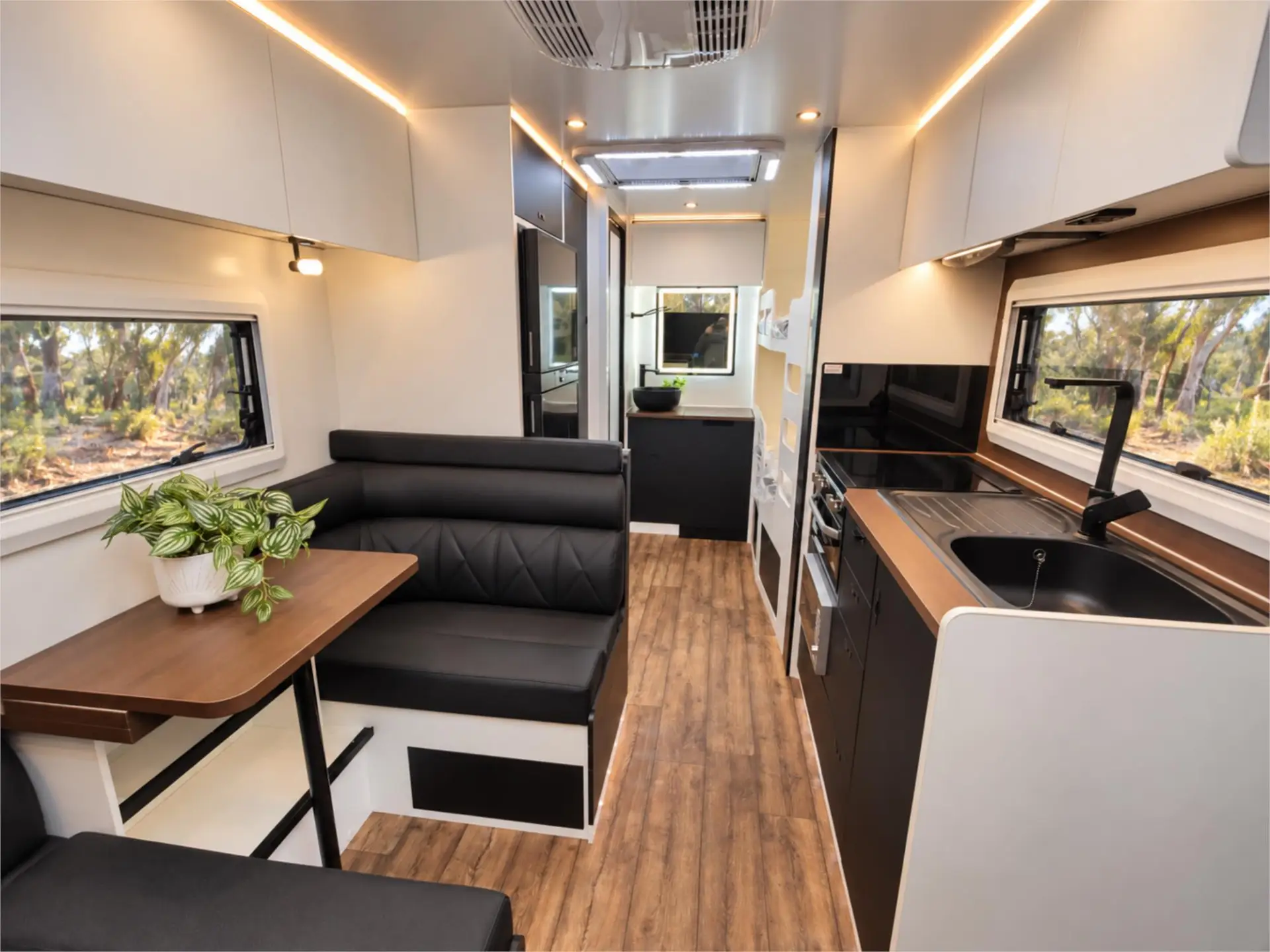 https://media-caravea.syd1.digitaloceanspaces.com/caravans/95EIC20749/exterior-15.webp