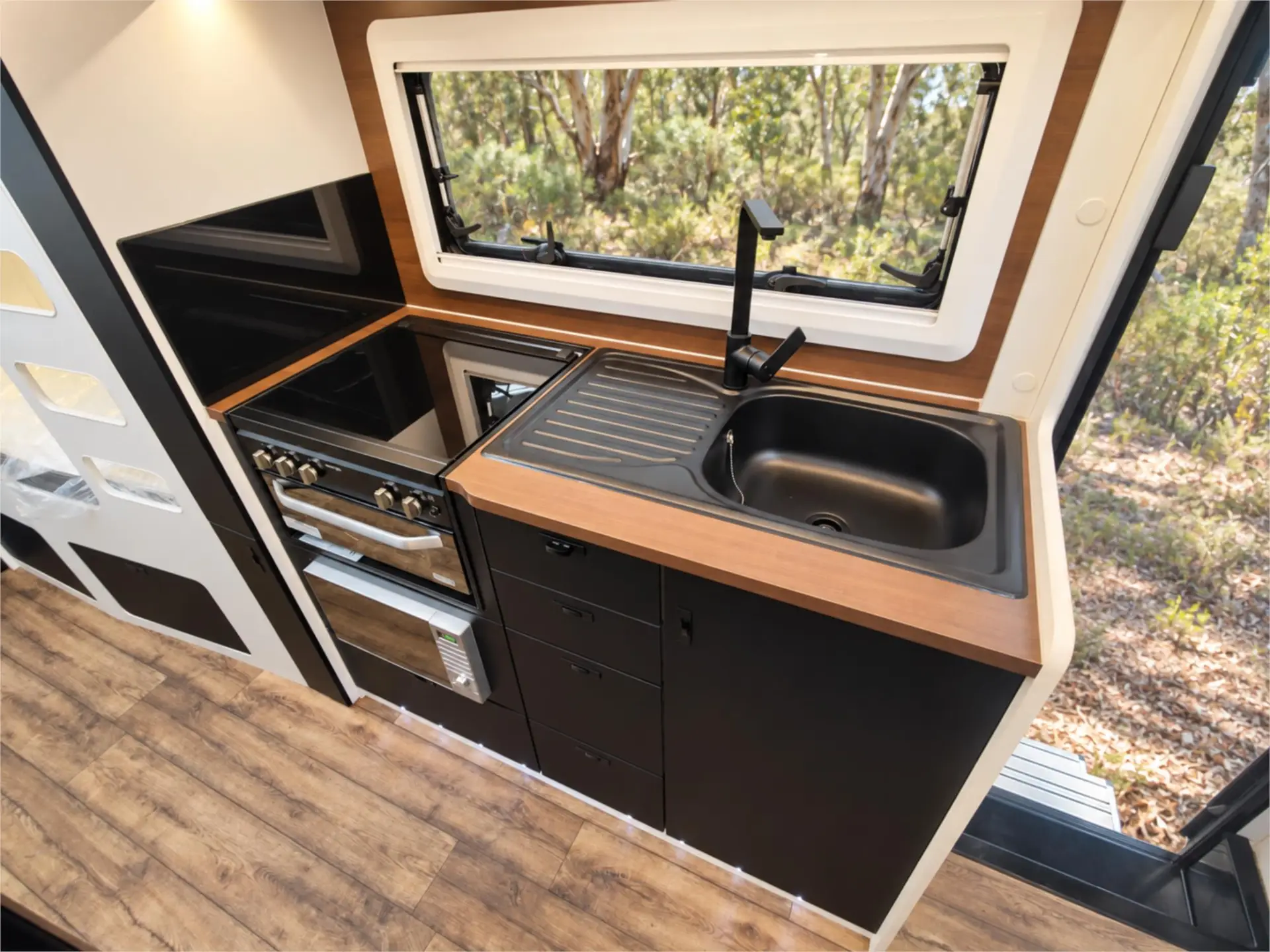 https://media-caravea.syd1.digitaloceanspaces.com/caravans/95EIC20749/exterior-2.webp