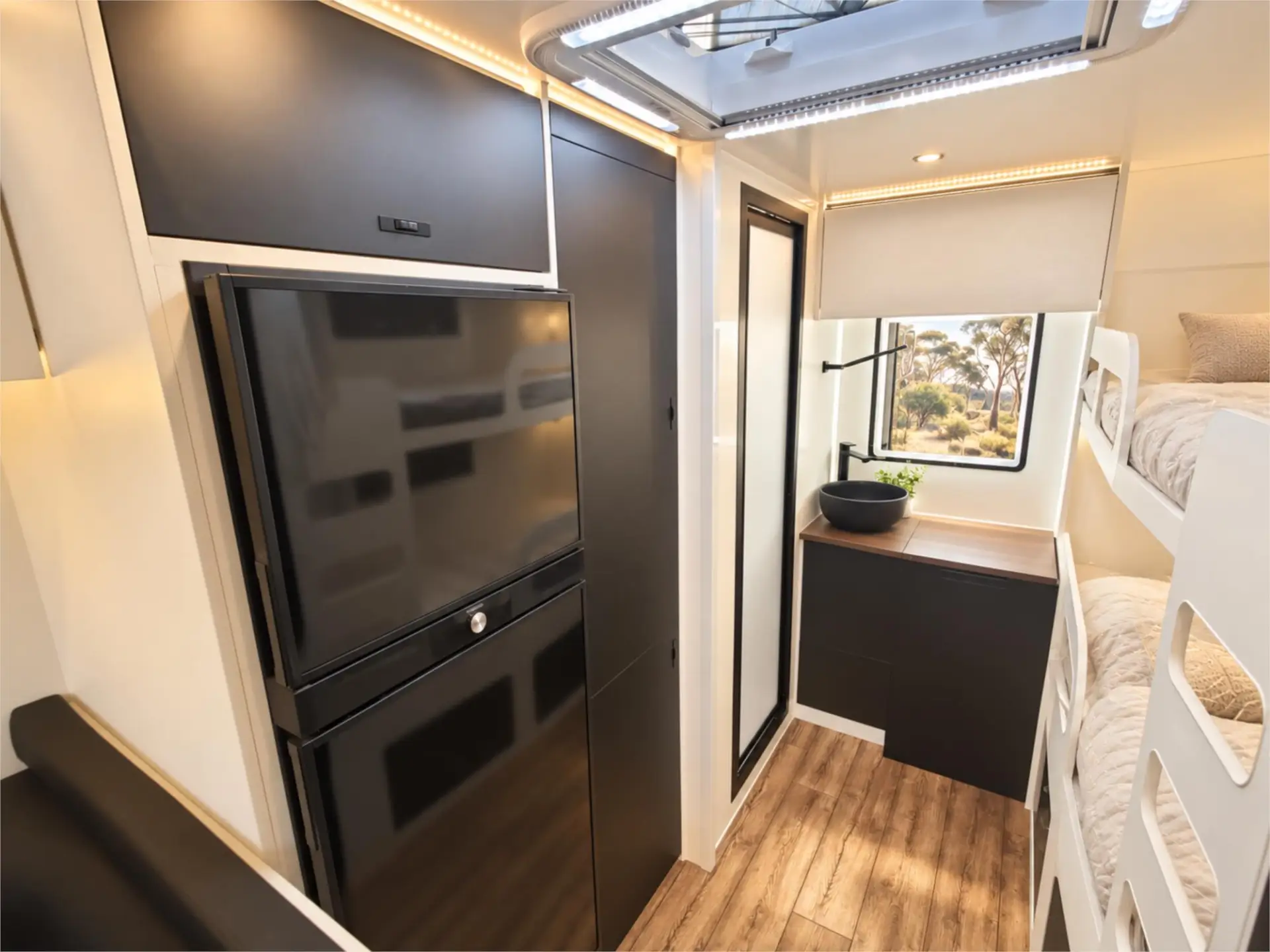 https://media-caravea.syd1.digitaloceanspaces.com/caravans/95EIC20749/exterior-4.webp