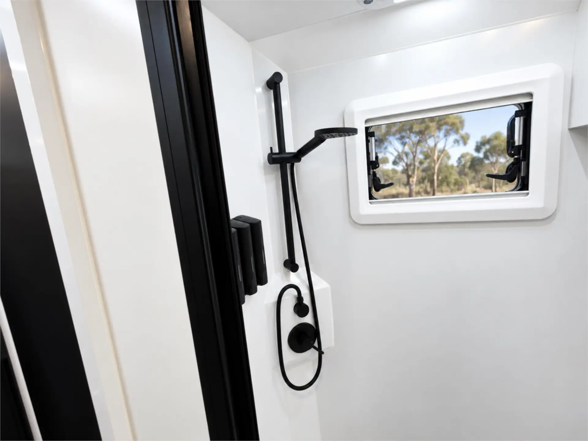 https://media-caravea.syd1.digitaloceanspaces.com/caravans/95EIC20749/exterior-5.webp