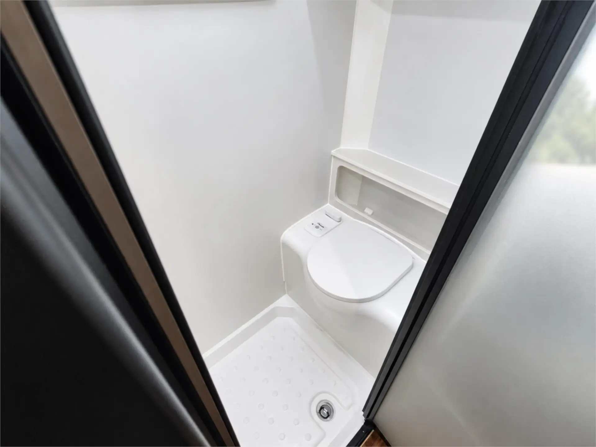 https://media-caravea.syd1.digitaloceanspaces.com/caravans/95EIC20749/exterior-6.webp