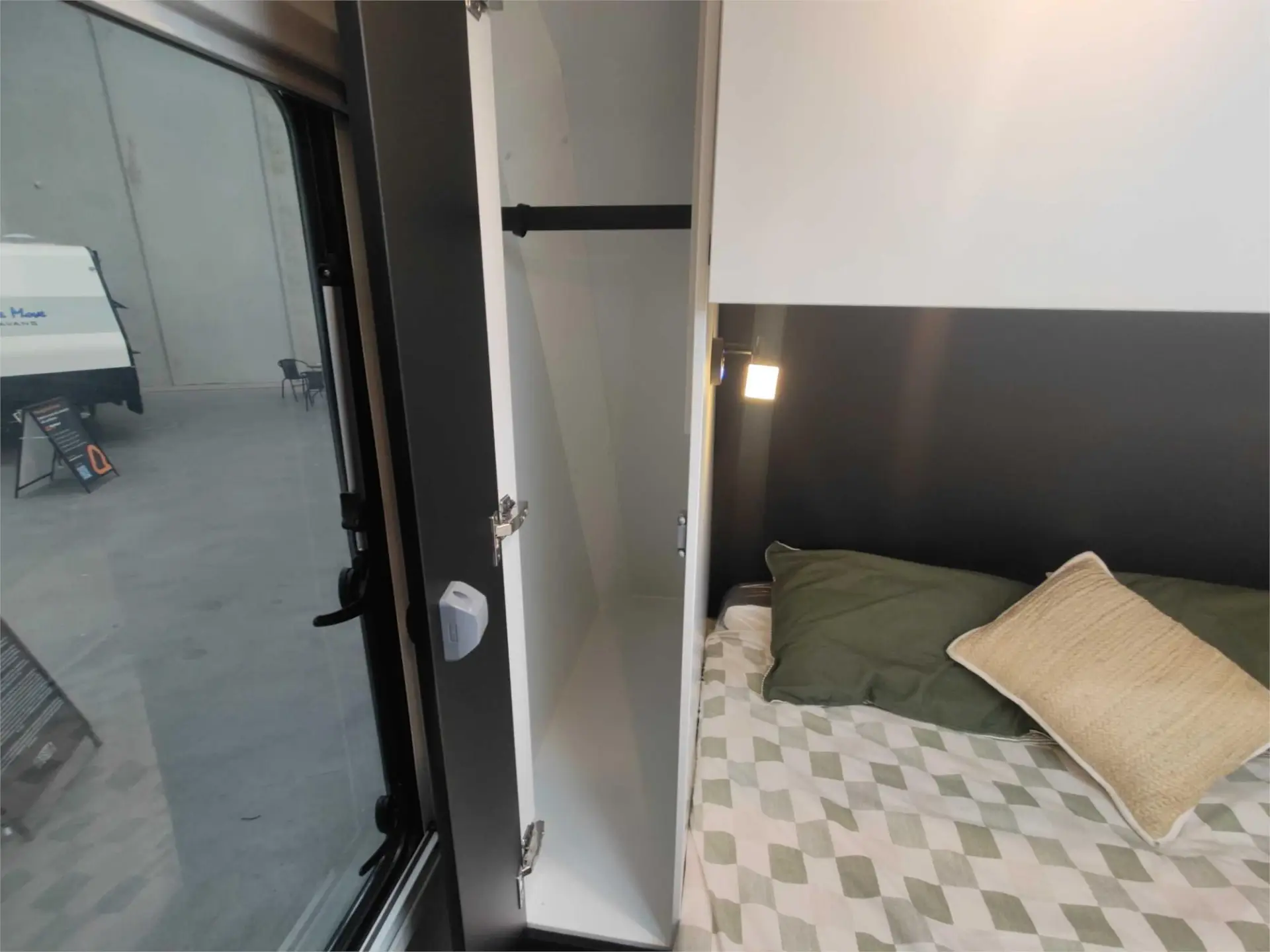 https://media-caravea.syd1.digitaloceanspaces.com/caravans/95EIC20819/exterior-16.webp