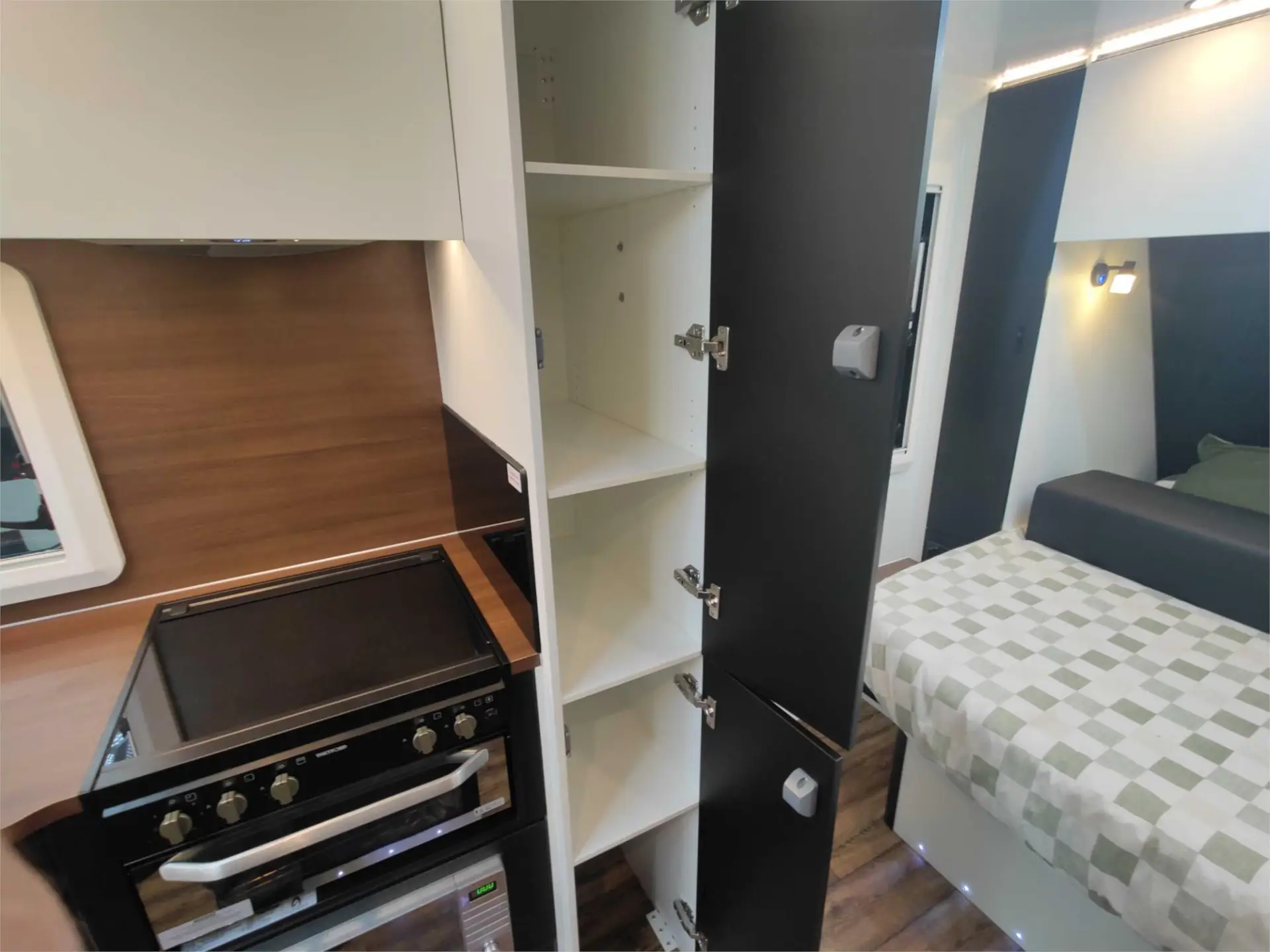 https://media-caravea.syd1.digitaloceanspaces.com/caravans/95EIC20819/exterior-23.webp