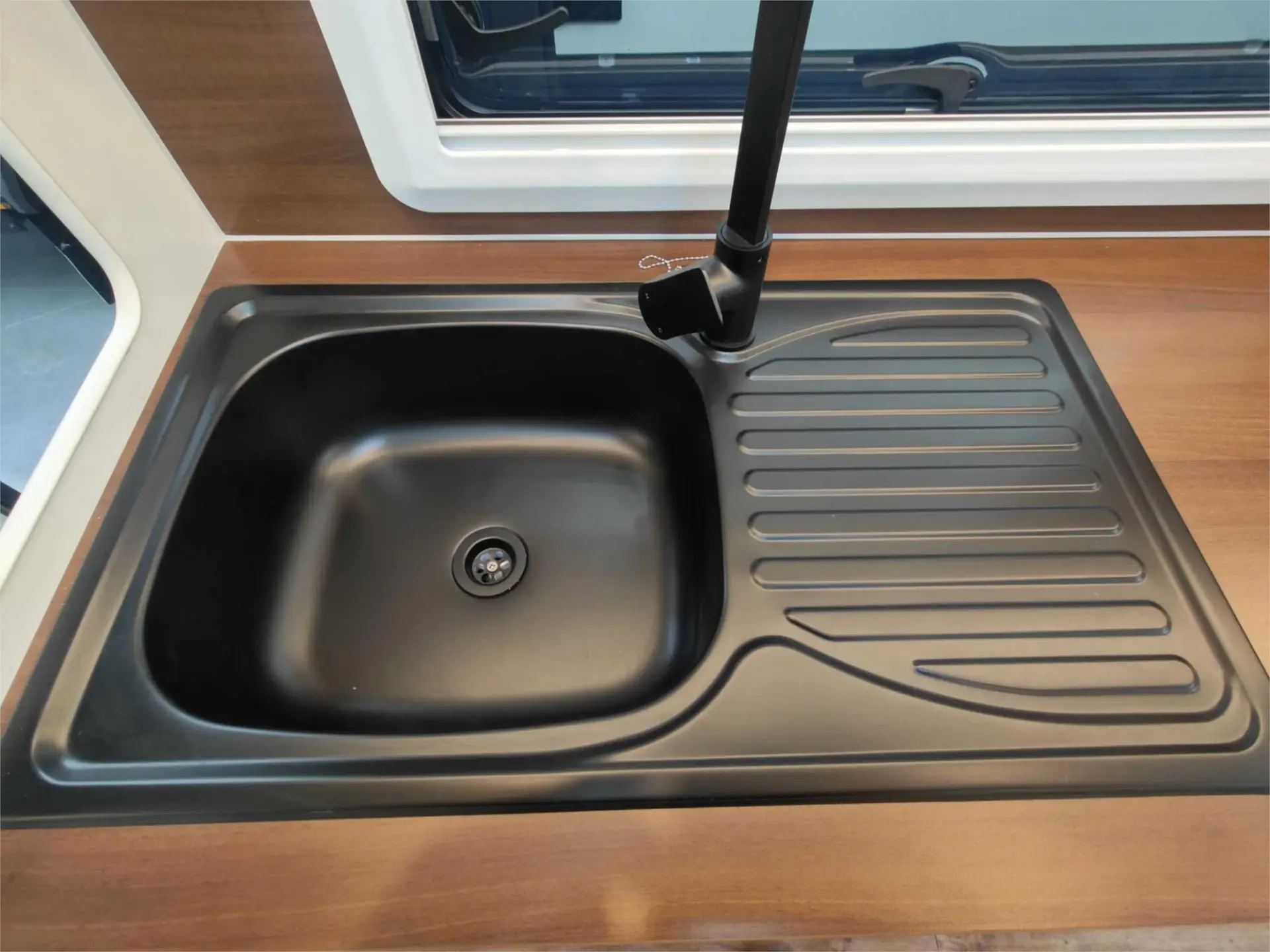 https://media-caravea.syd1.digitaloceanspaces.com/caravans/95EIC20819/exterior-25.webp