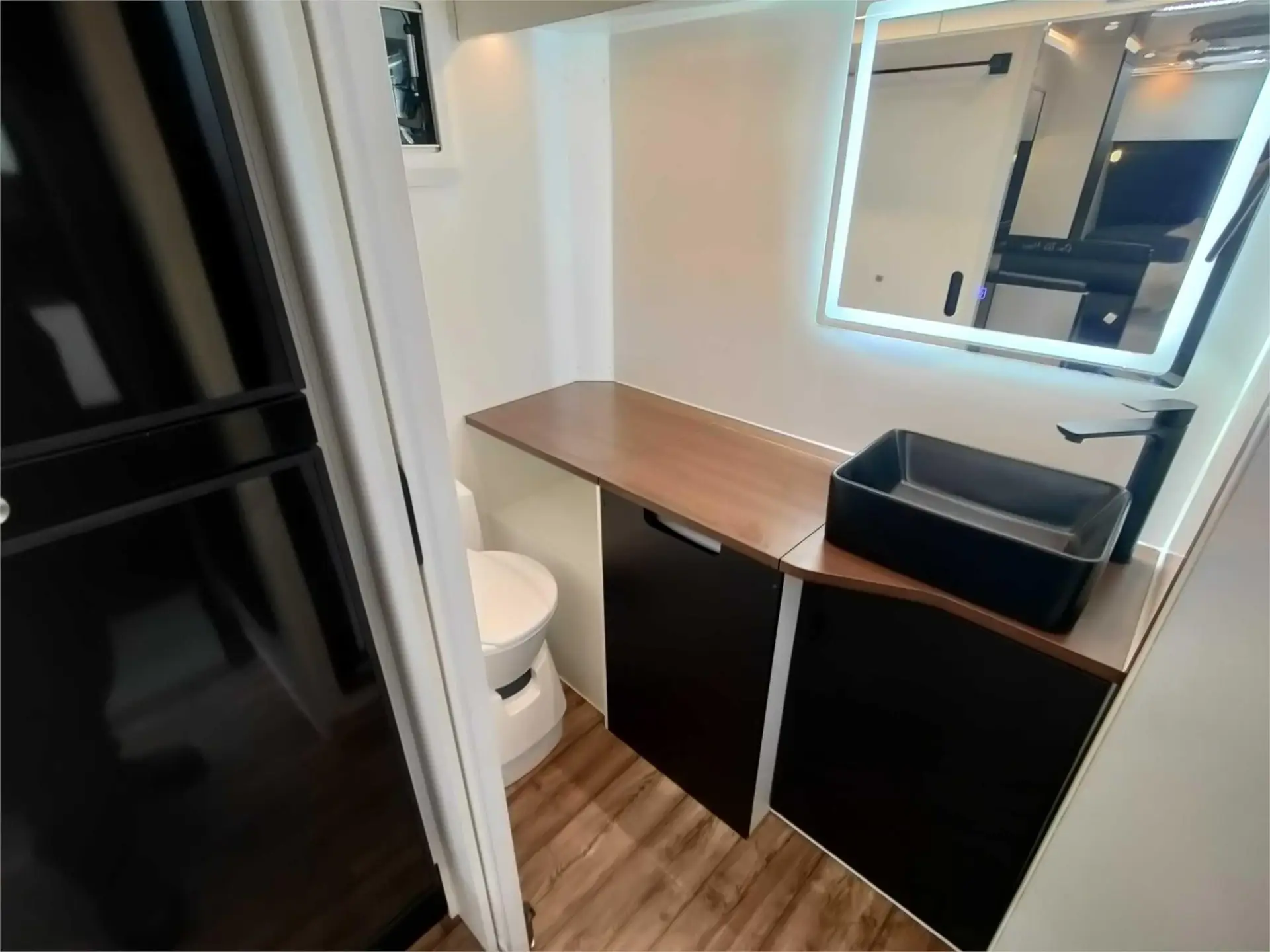 https://media-caravea.syd1.digitaloceanspaces.com/caravans/95EIC20819/exterior-27.webp