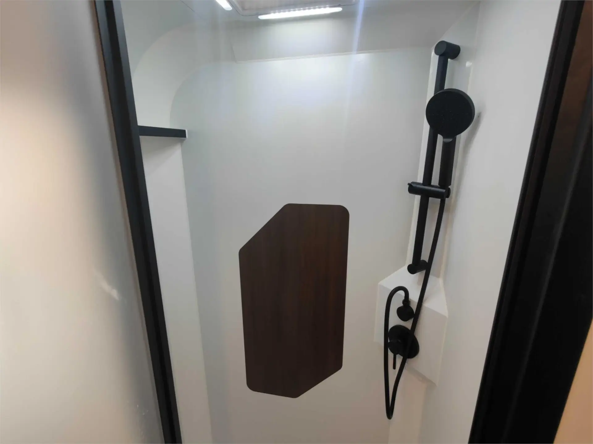 https://media-caravea.syd1.digitaloceanspaces.com/caravans/95EIC20819/exterior-32.webp