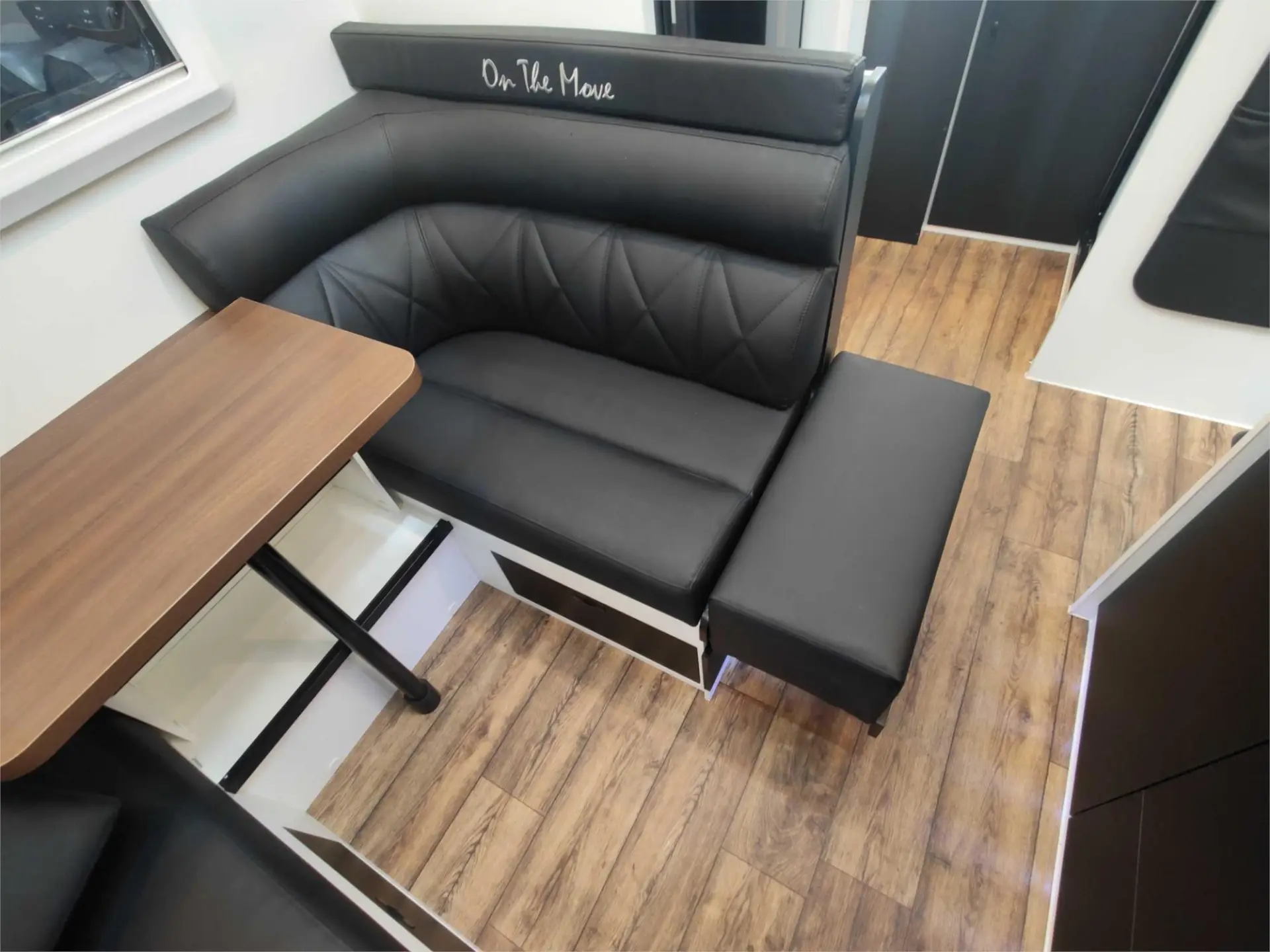 https://media-caravea.syd1.digitaloceanspaces.com/caravans/95EIC20819/exterior-35.webp
