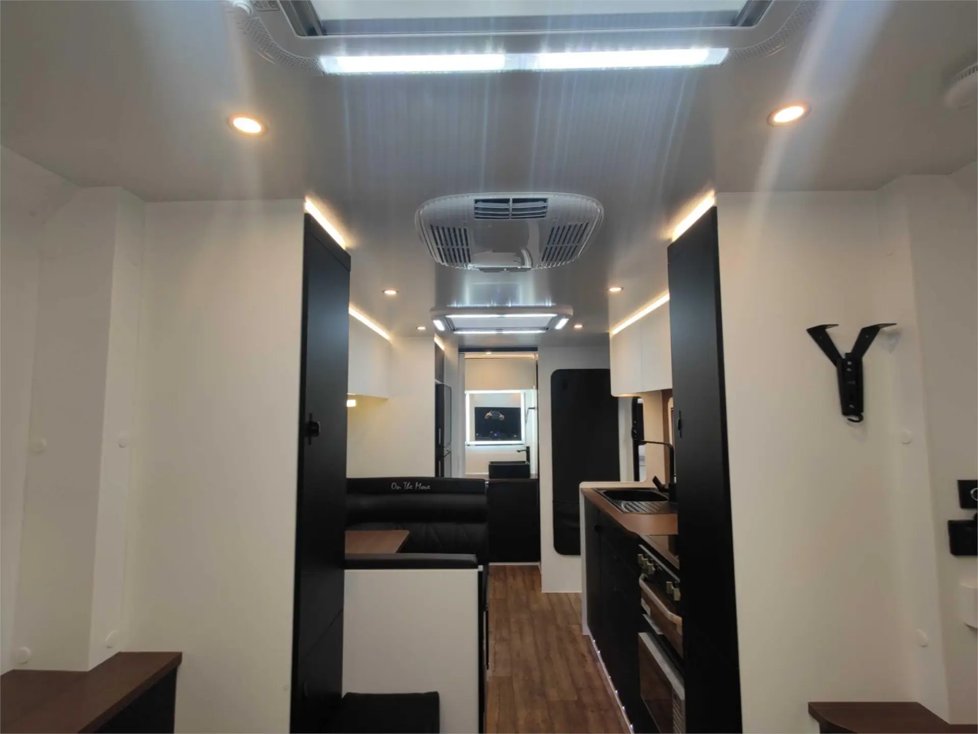 https://media-caravea.syd1.digitaloceanspaces.com/caravans/95EIC20819/exterior-8.webp