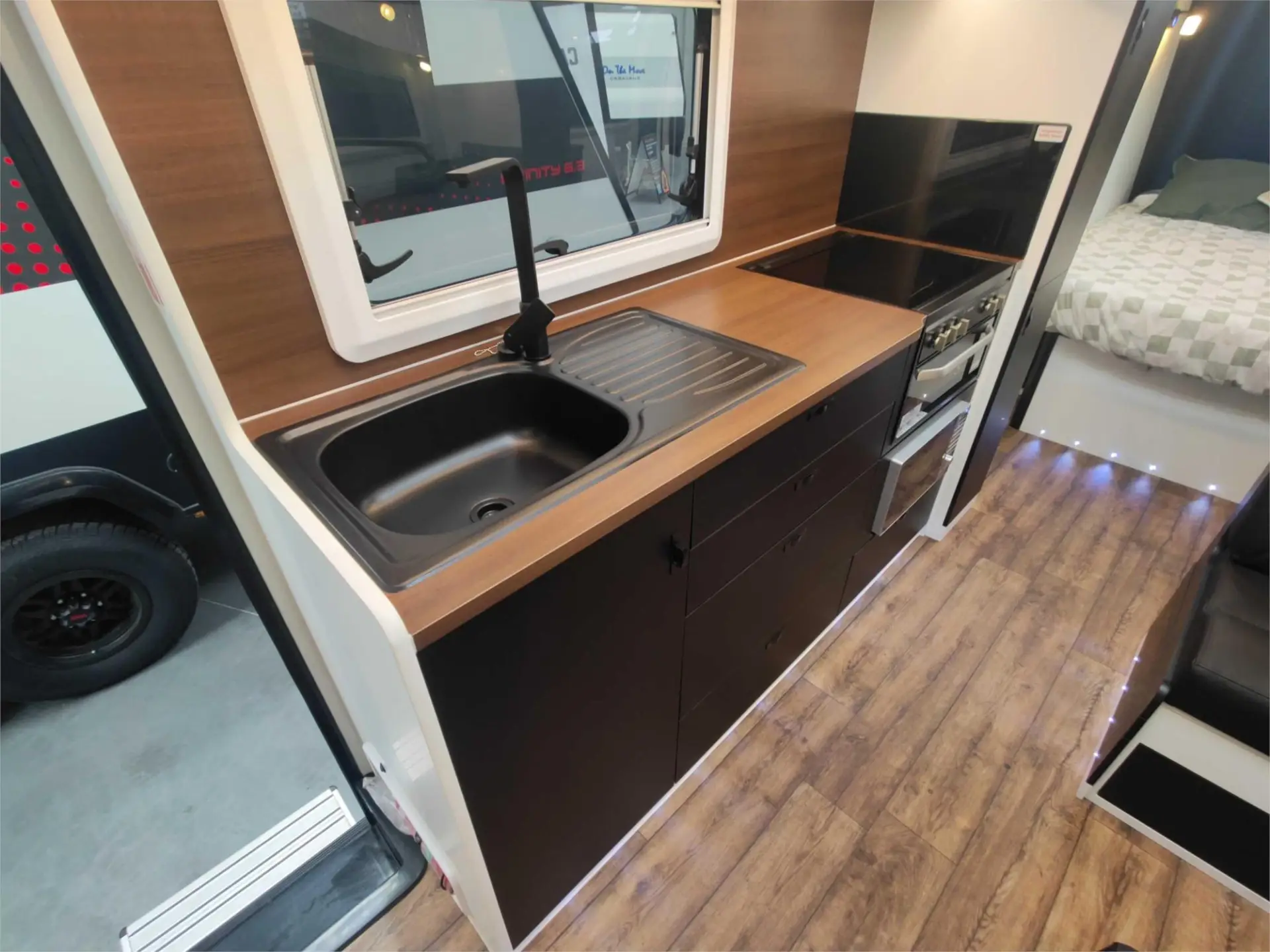 https://media-caravea.syd1.digitaloceanspaces.com/caravans/95EIC20819/exterior-9.webp