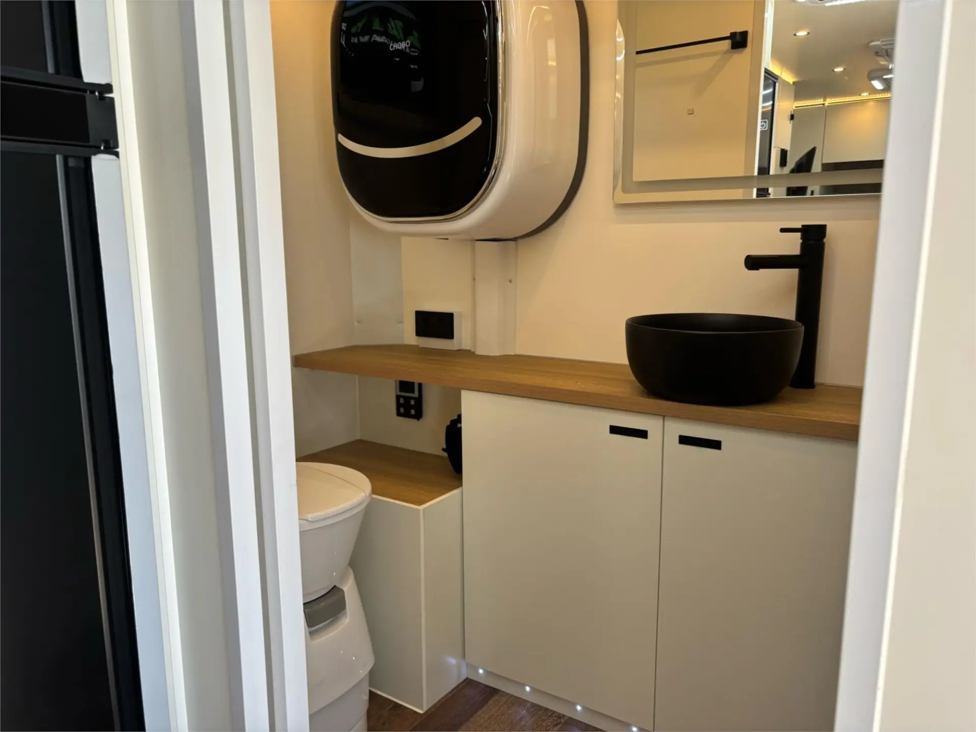 https://media-caravea.syd1.digitaloceanspaces.com/caravans/95EIC21369/exterior-1.webp