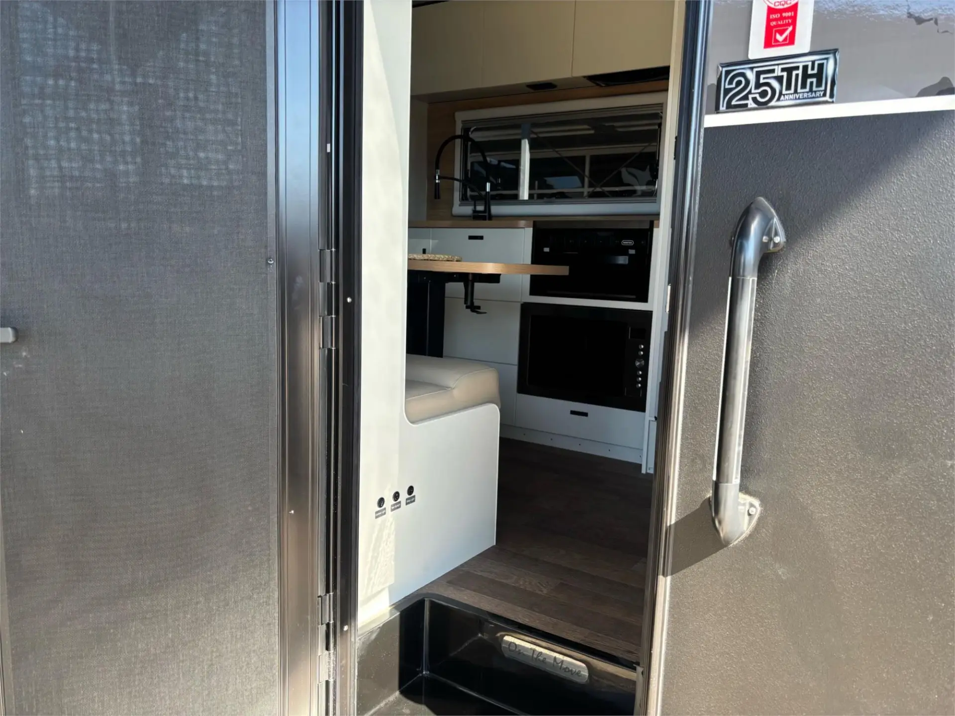 https://media-caravea.syd1.digitaloceanspaces.com/caravans/95EIC21369/exterior-10.webp