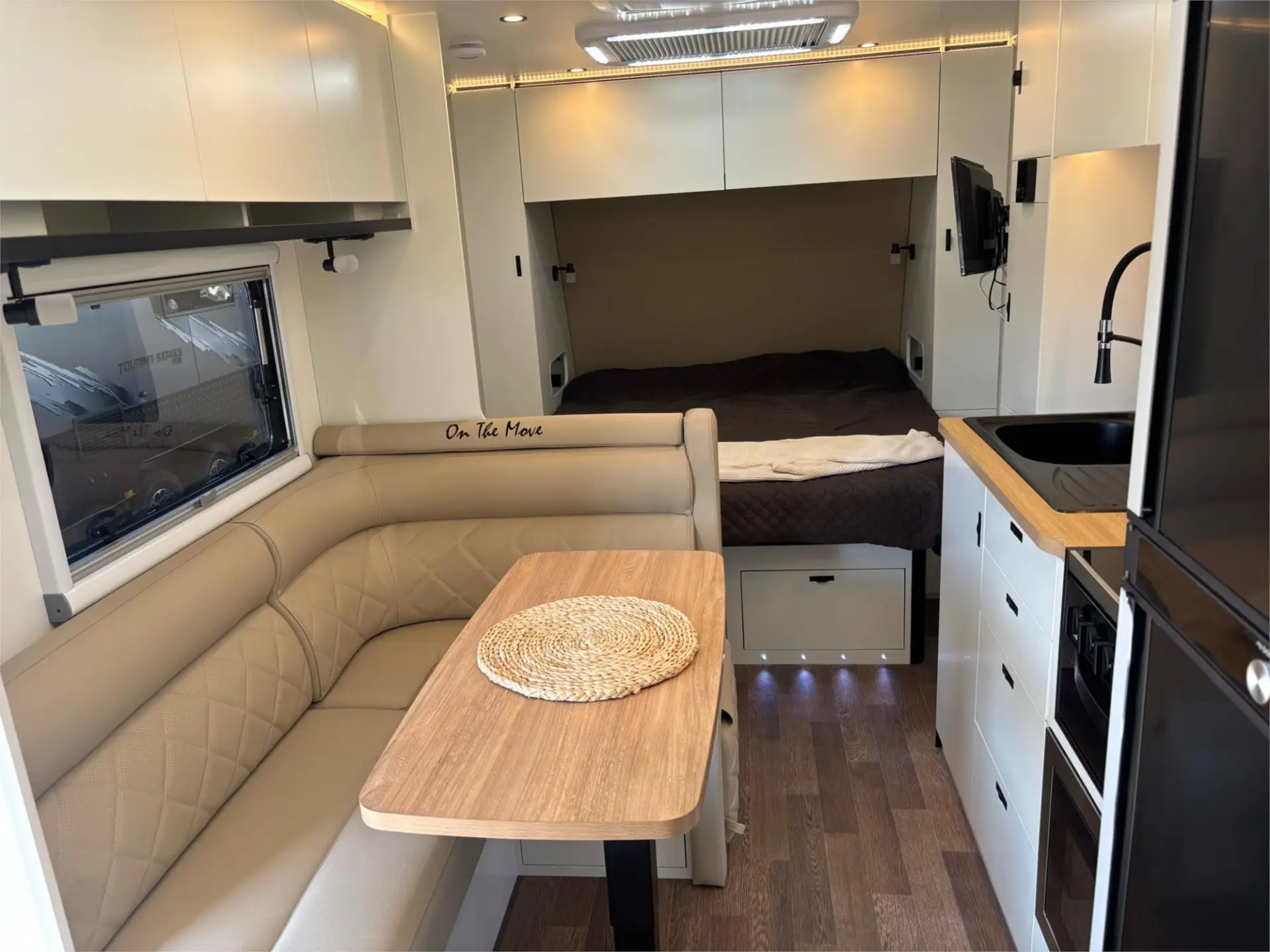 https://media-caravea.syd1.digitaloceanspaces.com/caravans/95EIC21369/exterior-11.webp