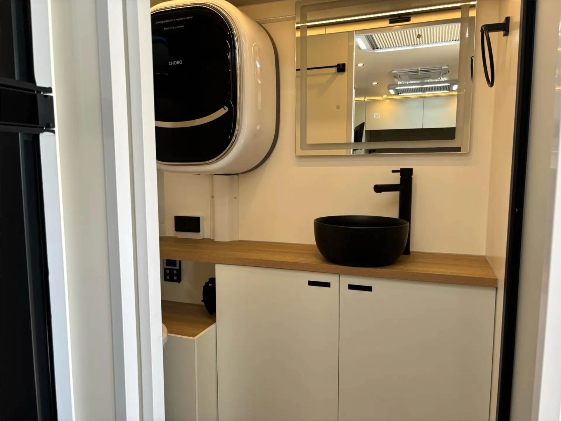 https://media-caravea.syd1.digitaloceanspaces.com/caravans/95EIC21369/exterior-2.webp