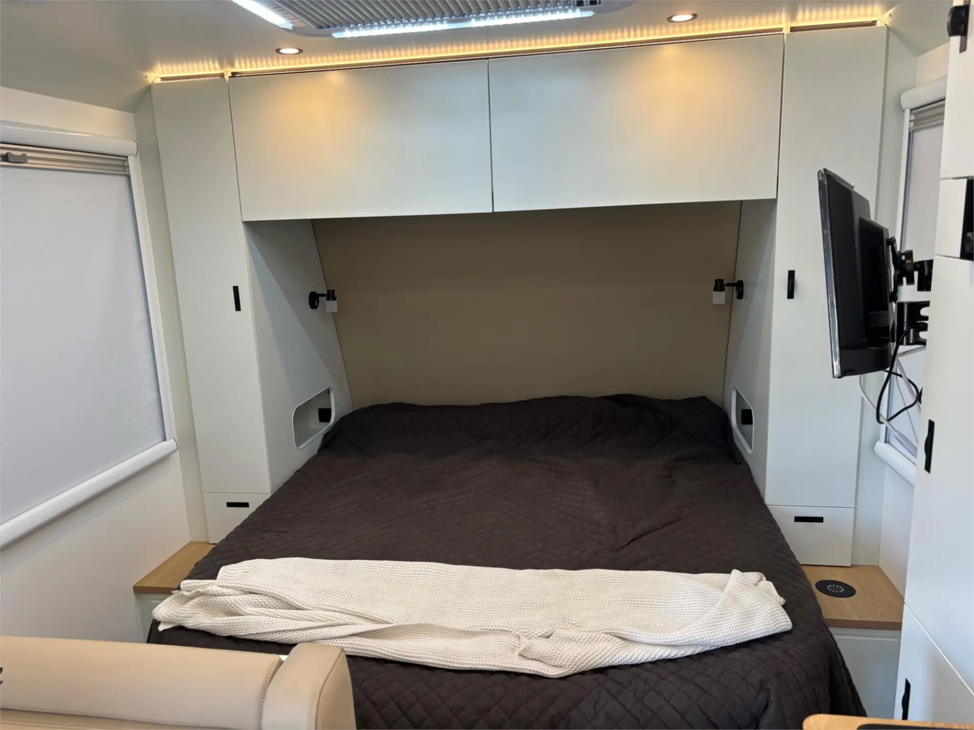 https://media-caravea.syd1.digitaloceanspaces.com/caravans/95EIC21369/exterior-21.webp