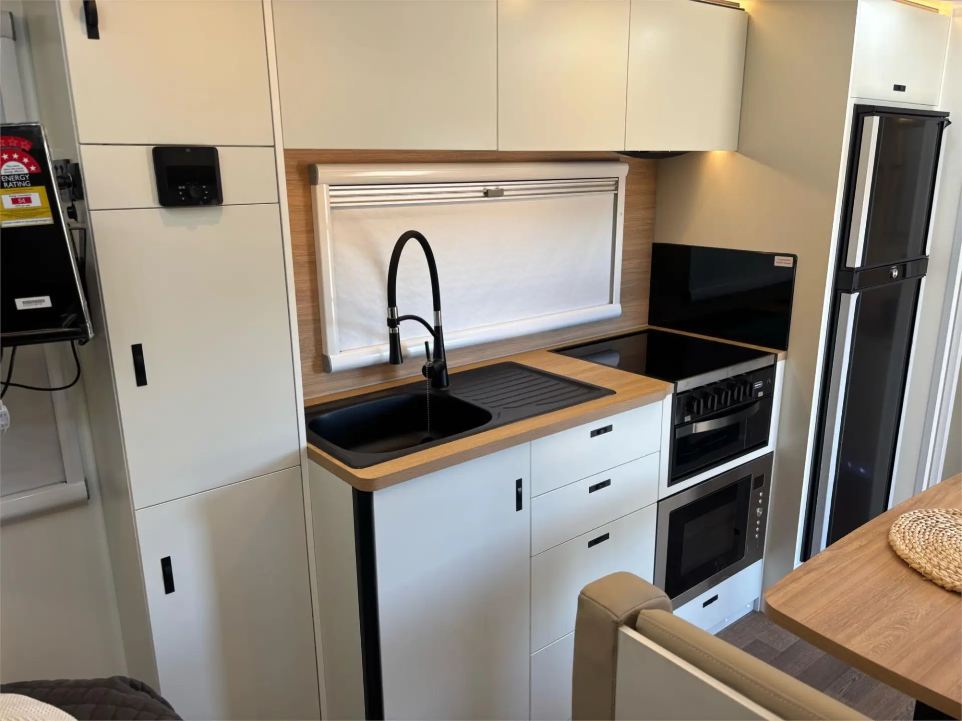 https://media-caravea.syd1.digitaloceanspaces.com/caravans/95EIC21369/exterior-22.webp