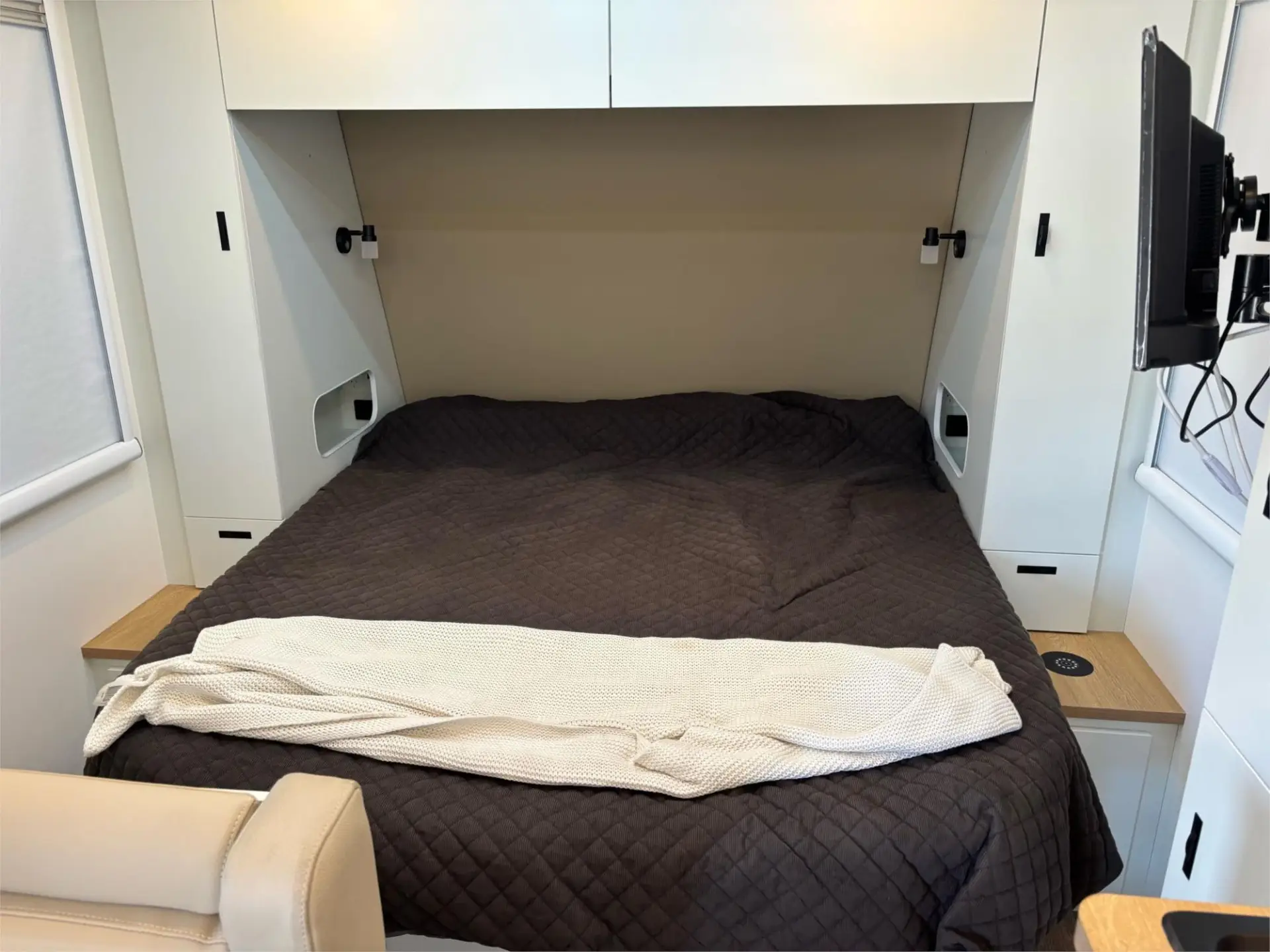 https://media-caravea.syd1.digitaloceanspaces.com/caravans/95EIC21369/exterior-24.webp