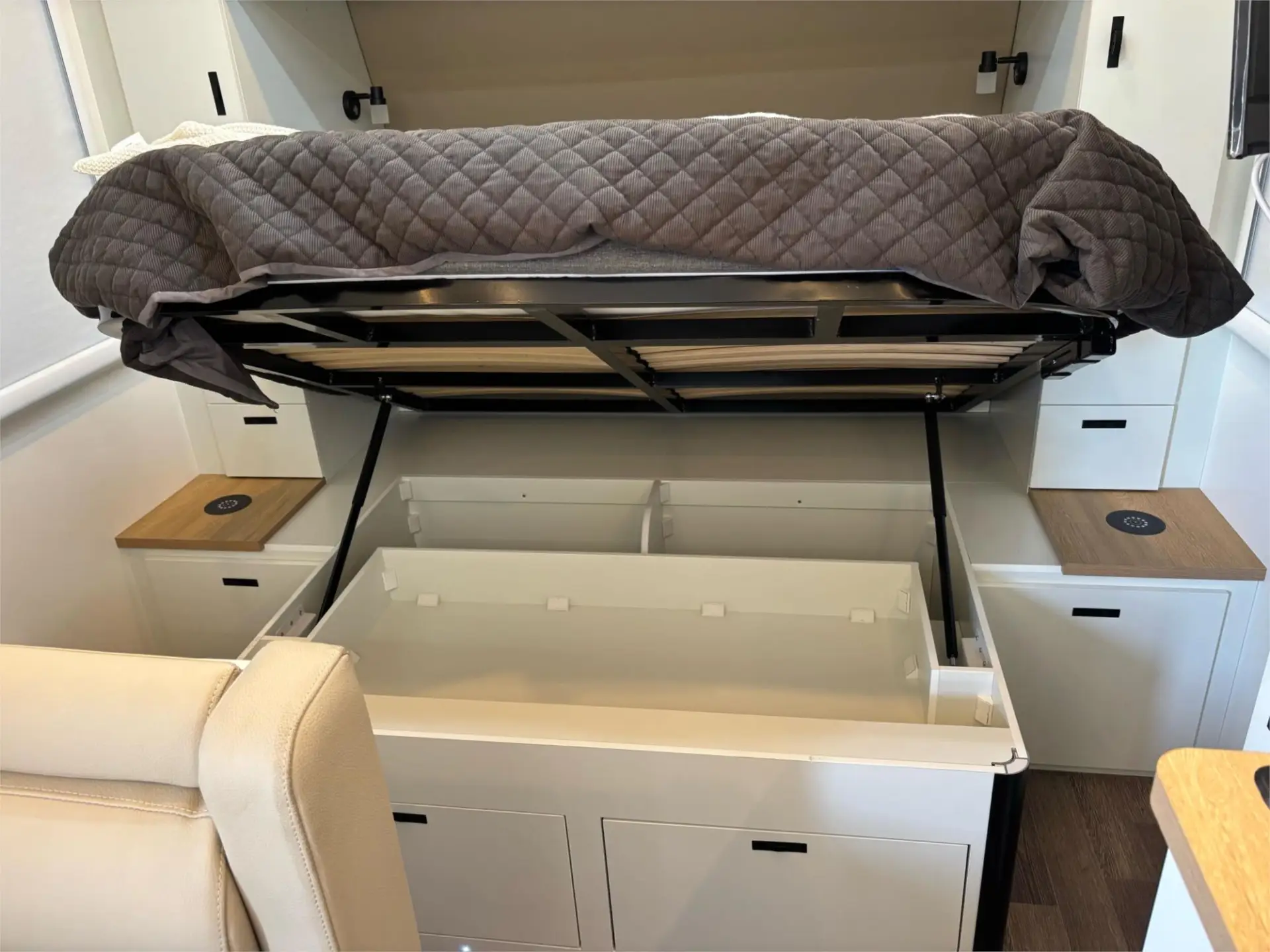 https://media-caravea.syd1.digitaloceanspaces.com/caravans/95EIC21369/exterior-25.webp