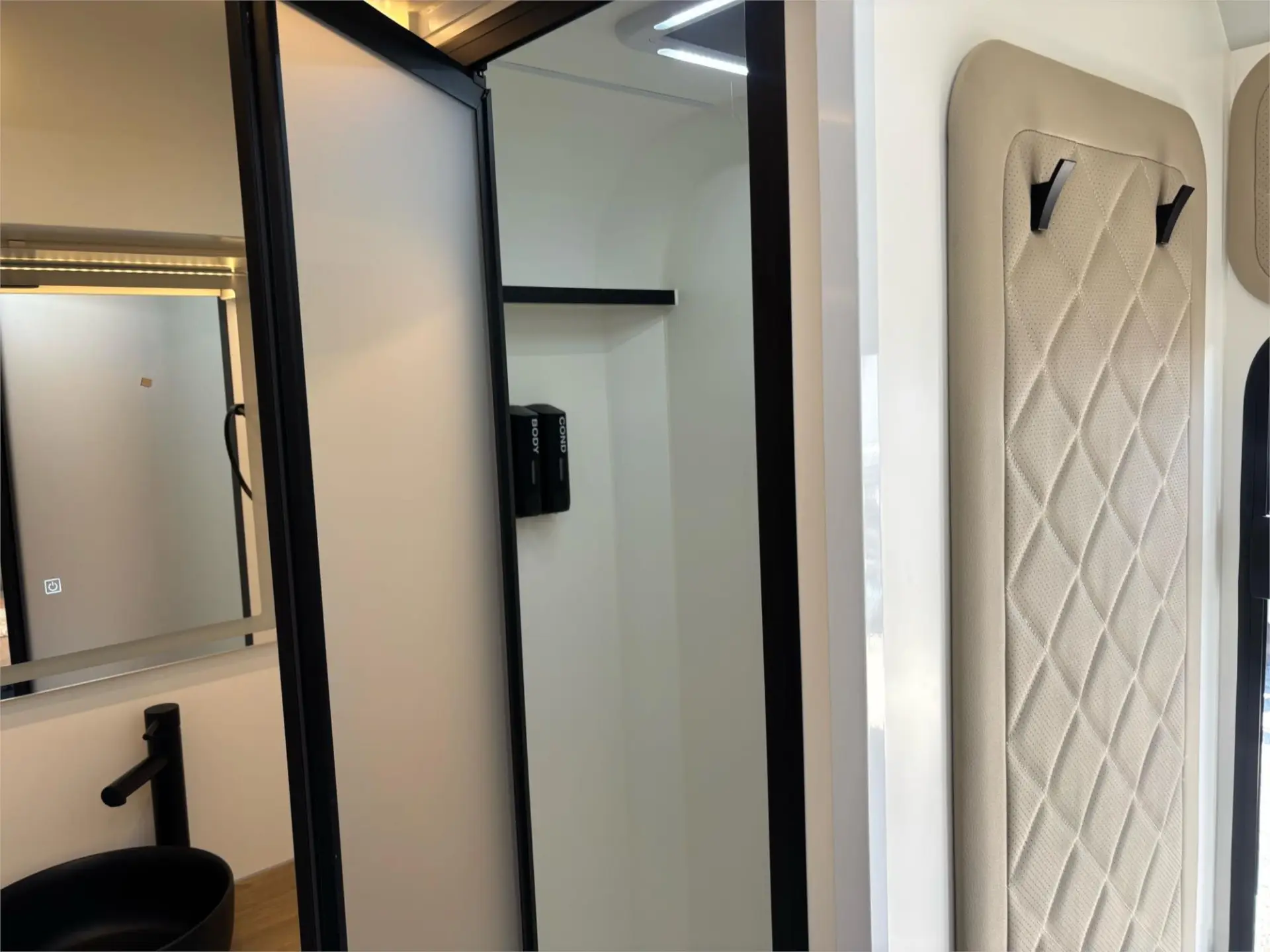 https://media-caravea.syd1.digitaloceanspaces.com/caravans/95EIC21369/exterior-4.webp