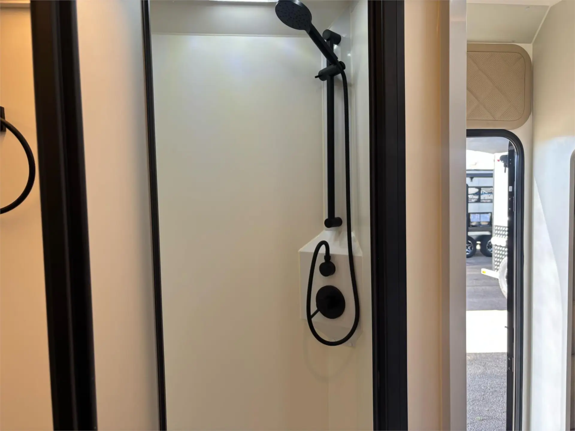 https://media-caravea.syd1.digitaloceanspaces.com/caravans/95EIC21369/exterior-5.webp