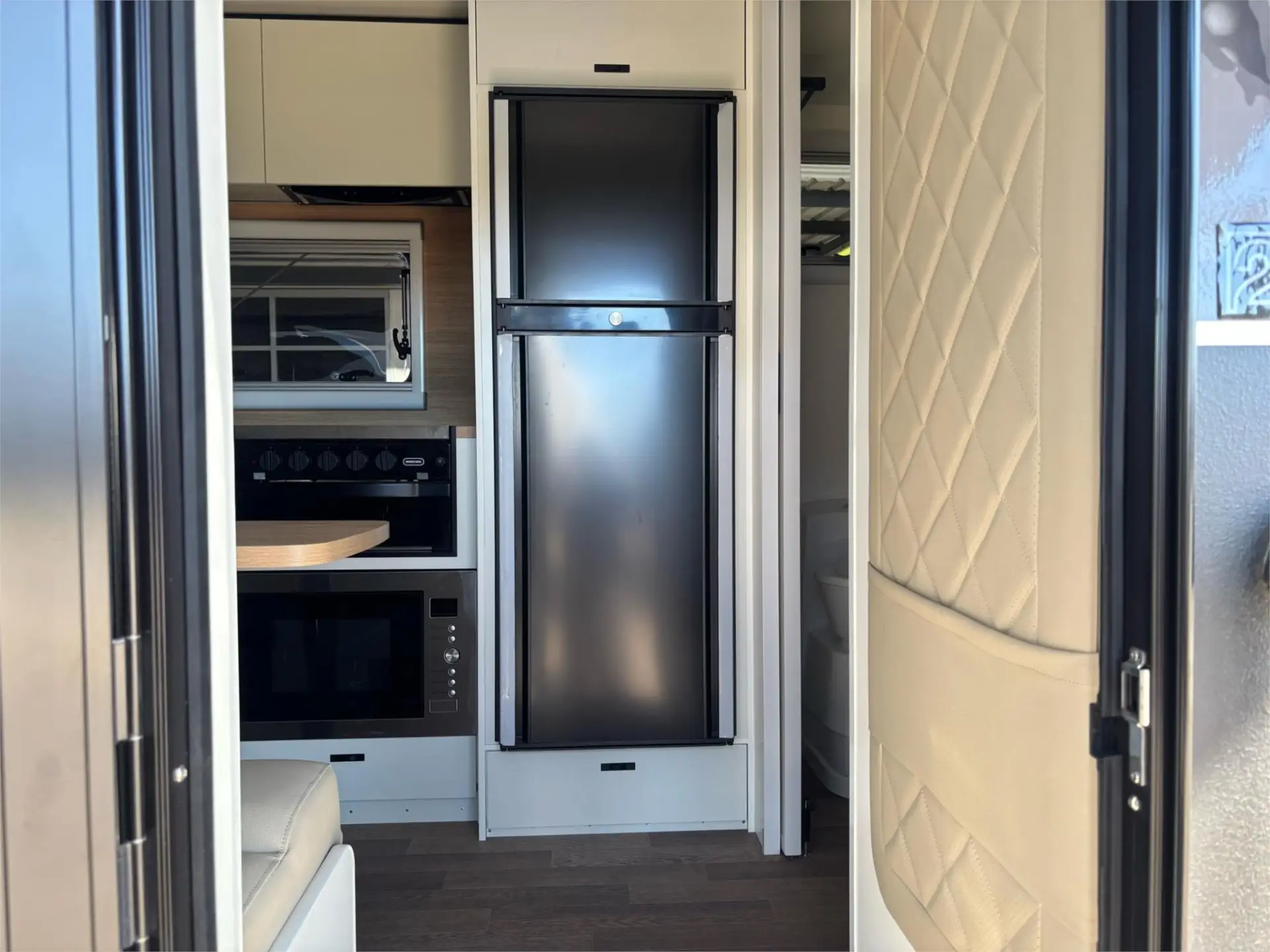https://media-caravea.syd1.digitaloceanspaces.com/caravans/95EIC21369/exterior-8.webp