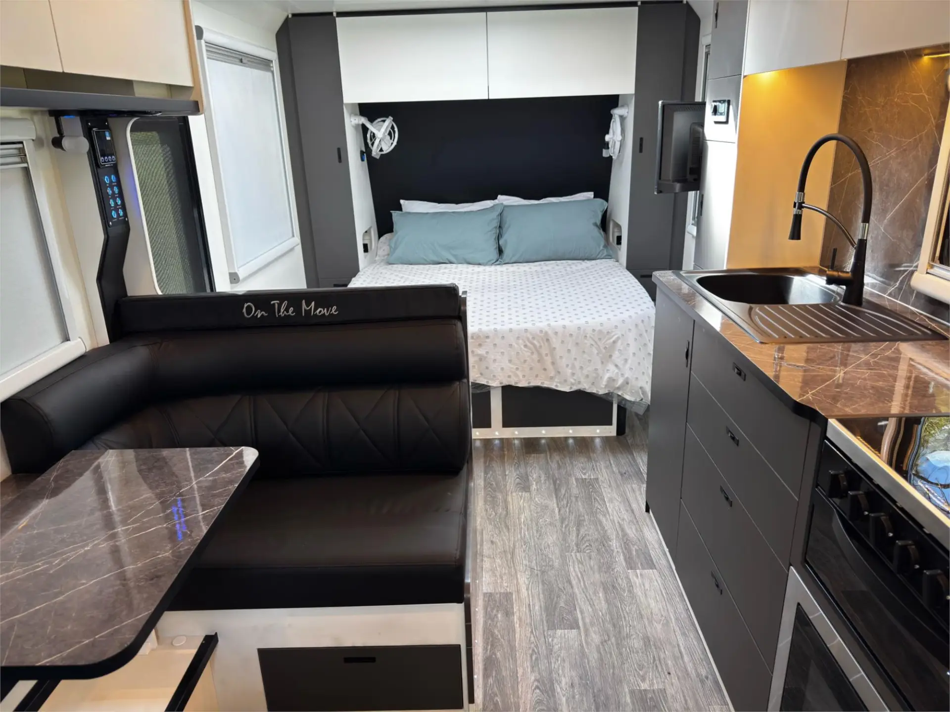 https://media-caravea.syd1.digitaloceanspaces.com/caravans/95EIC21480/exterior-11.webp