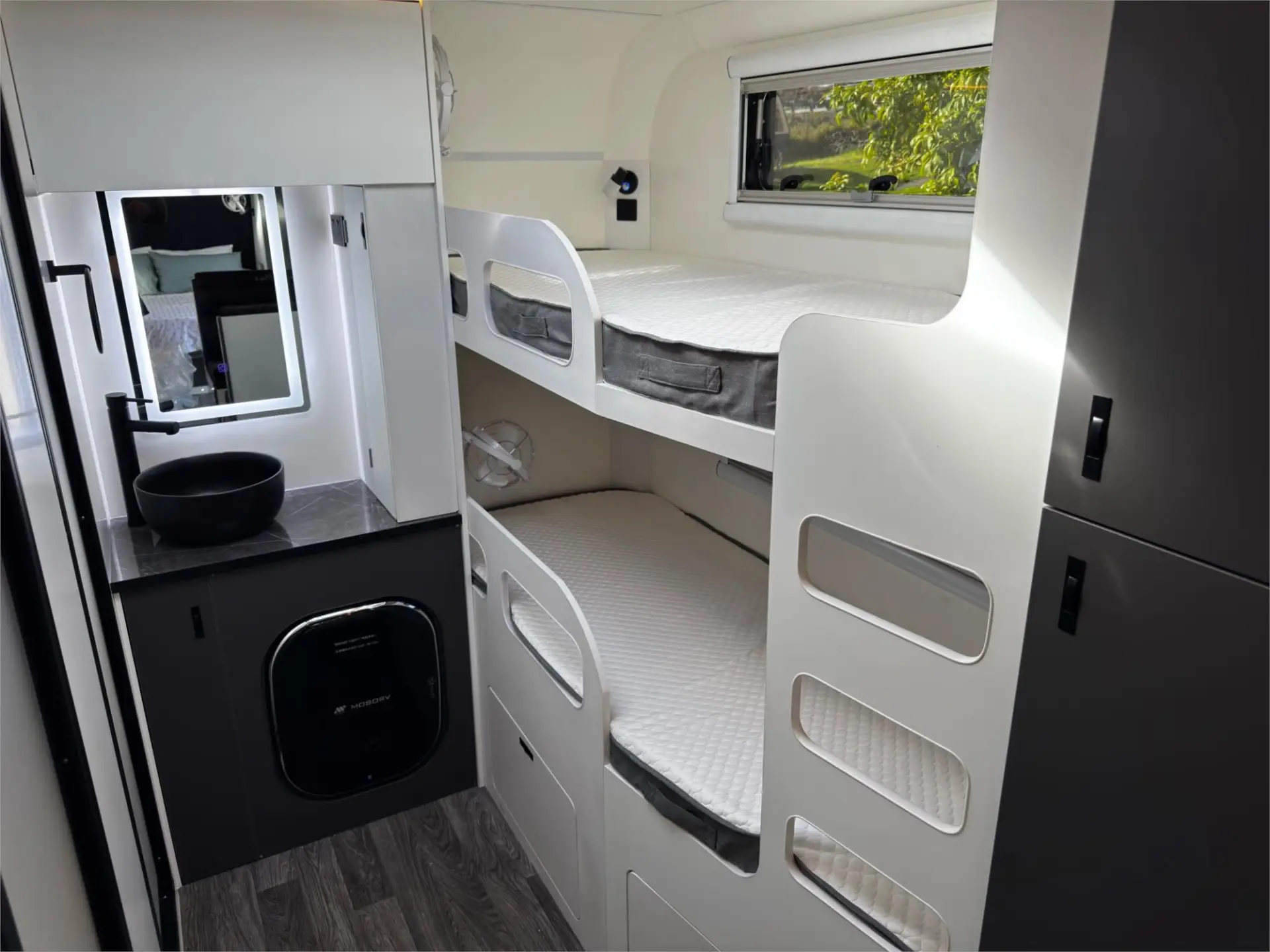 https://media-caravea.syd1.digitaloceanspaces.com/caravans/95EIC21480/exterior-21.webp