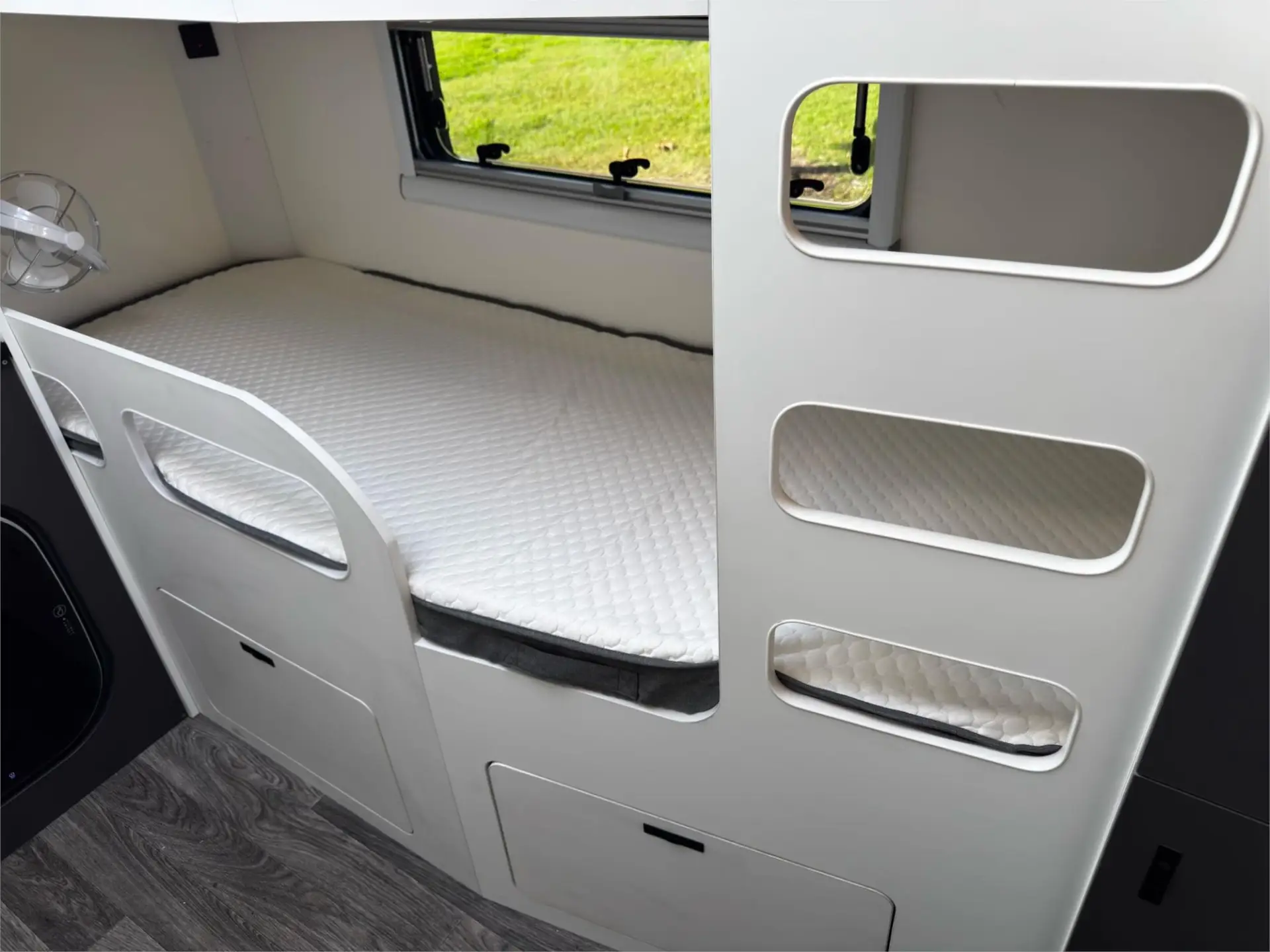 https://media-caravea.syd1.digitaloceanspaces.com/caravans/95EIC21480/exterior-23.webp