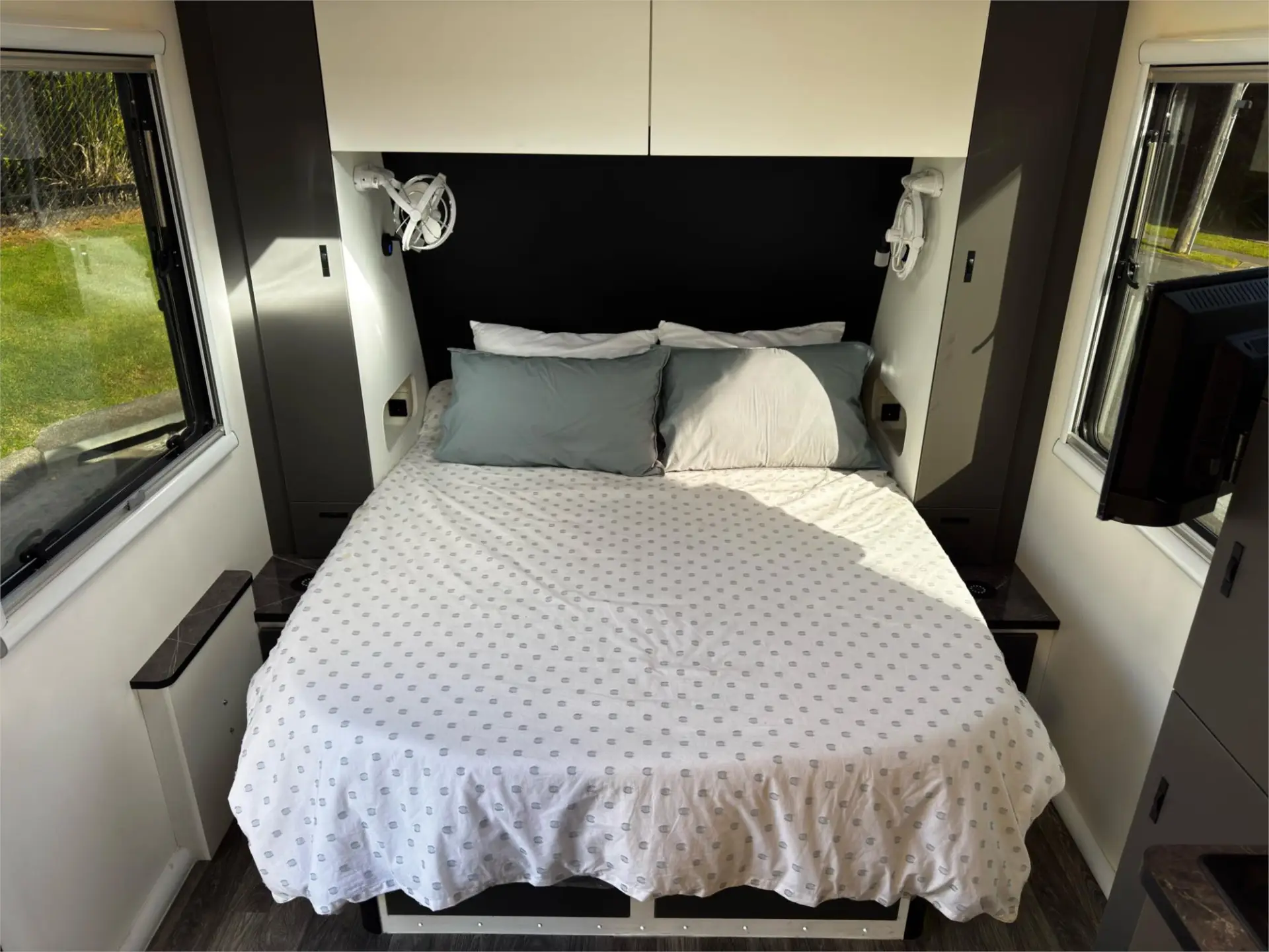 https://media-caravea.syd1.digitaloceanspaces.com/caravans/95EIC21480/exterior-27.webp