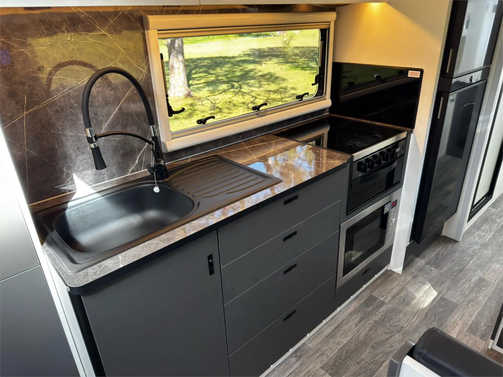 https://media-caravea.syd1.digitaloceanspaces.com/caravans/95EIC21480/exterior-3.webp
