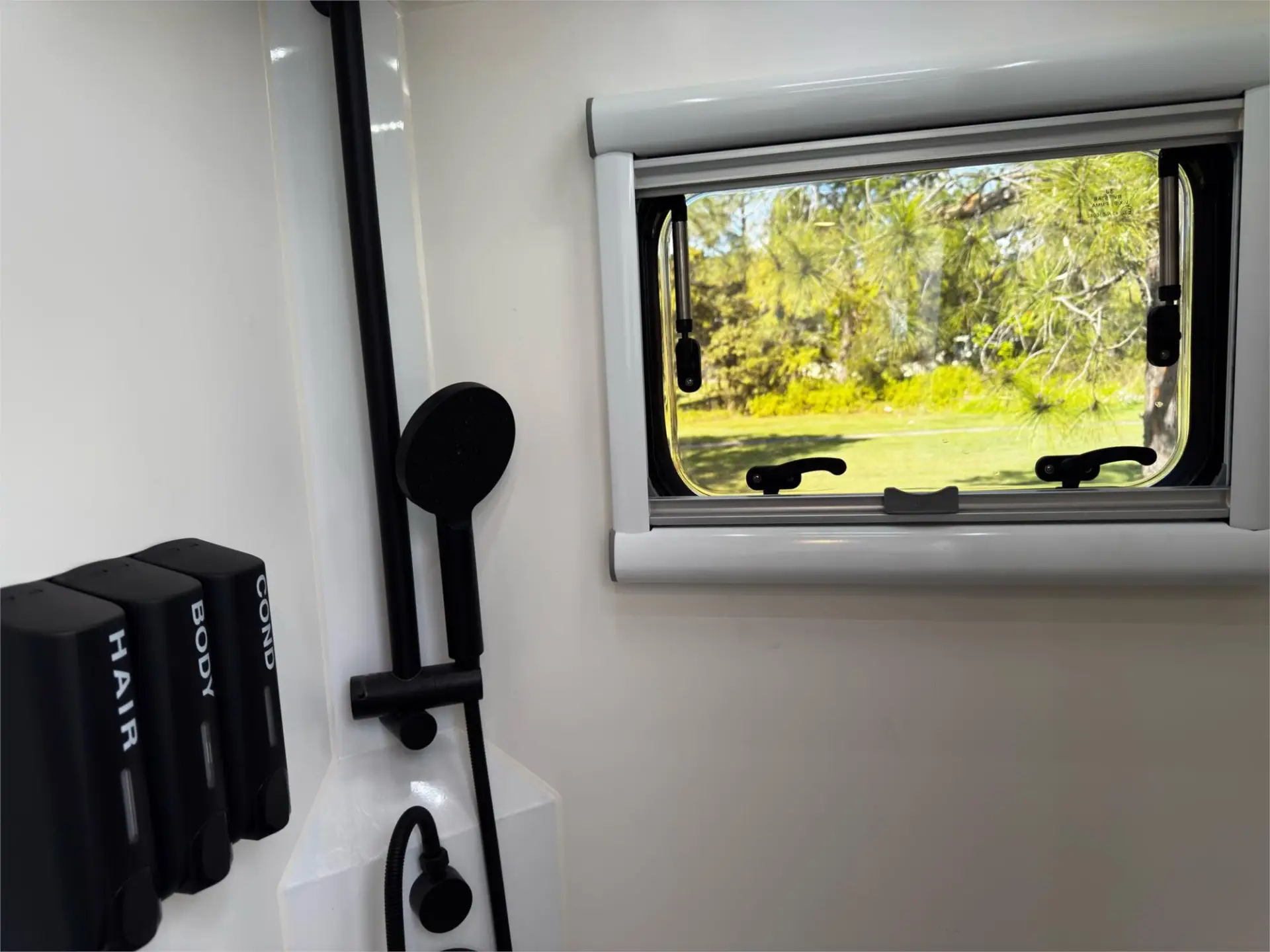 https://media-caravea.syd1.digitaloceanspaces.com/caravans/95EIC21480/exterior-5.webp