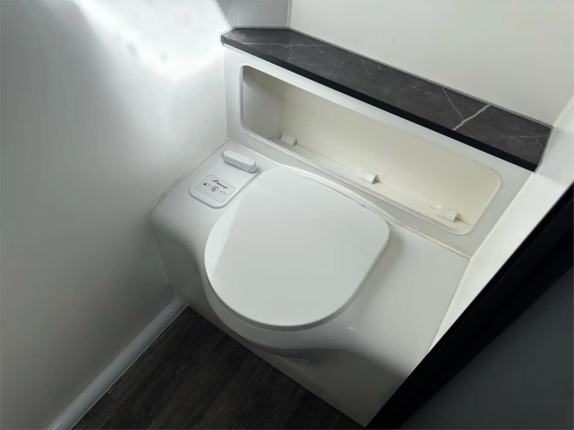 https://media-caravea.syd1.digitaloceanspaces.com/caravans/95EIC21480/exterior-7.webp