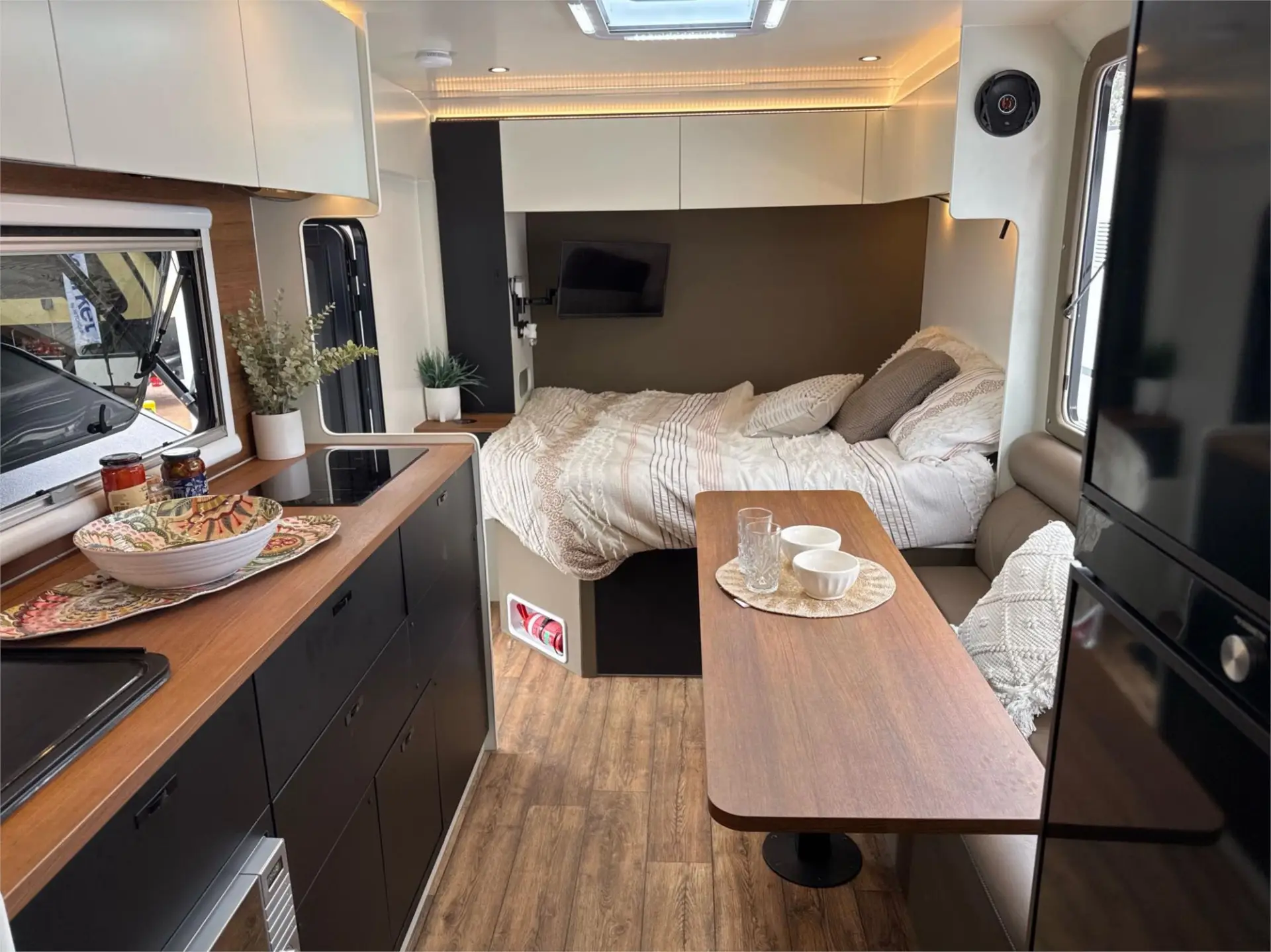 https://media-caravea.syd1.digitaloceanspaces.com/caravans/95EIC21753/exterior-1.webp