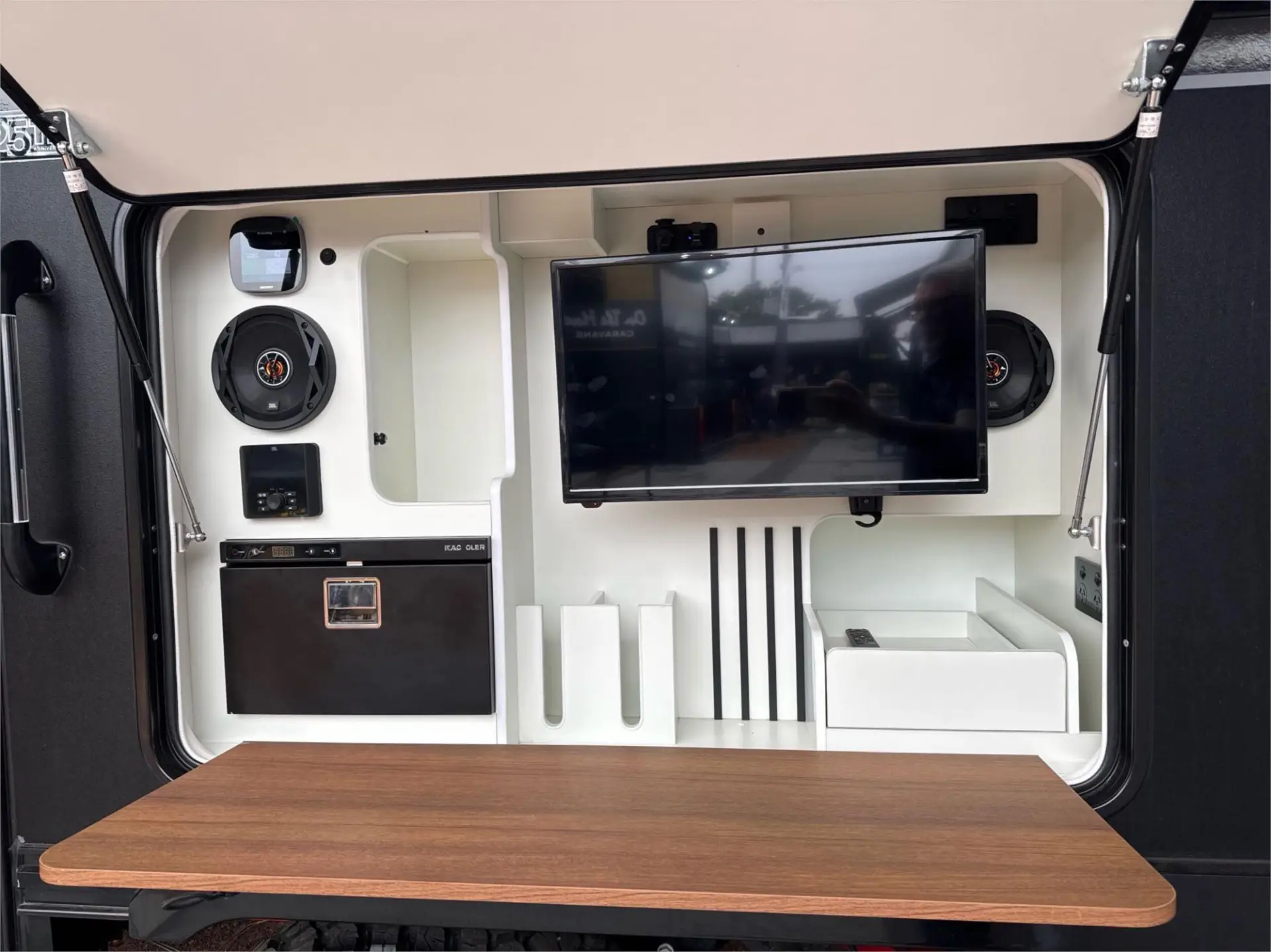 https://media-caravea.syd1.digitaloceanspaces.com/caravans/95EIC21753/exterior-11.webp