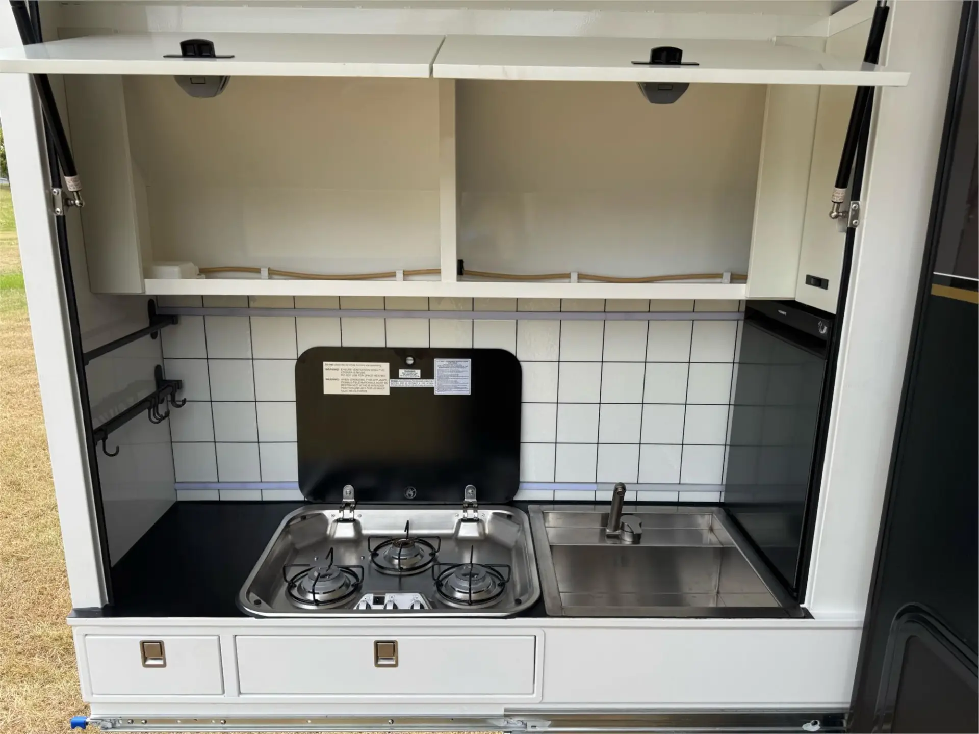https://media-caravea.syd1.digitaloceanspaces.com/caravans/95EIC21753/exterior-18.webp