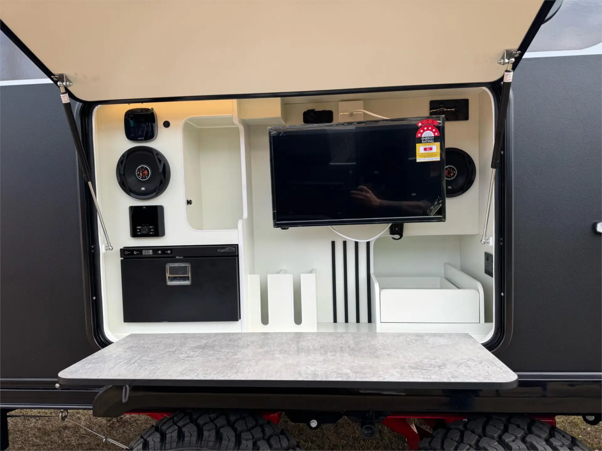 https://media-caravea.syd1.digitaloceanspaces.com/caravans/95EIC21753/exterior-42.webp