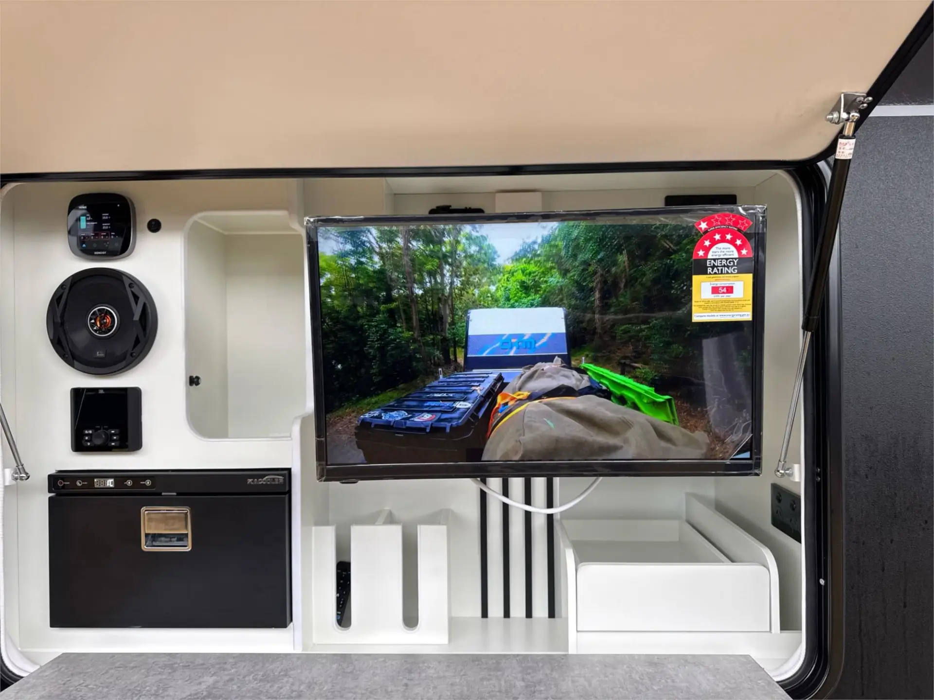 https://media-caravea.syd1.digitaloceanspaces.com/caravans/95EIC21753/exterior-46.webp