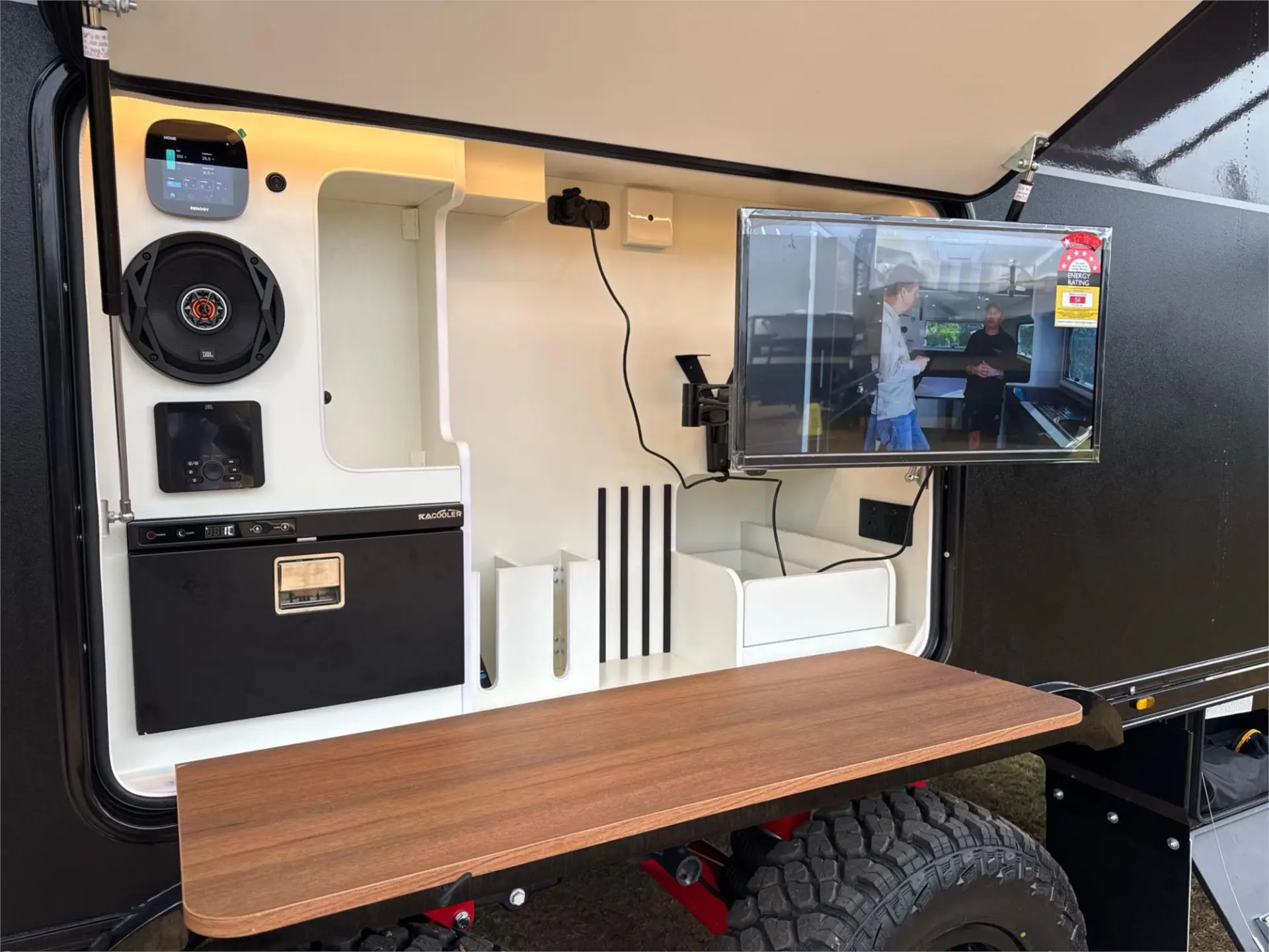 https://media-caravea.syd1.digitaloceanspaces.com/caravans/95EIC21753/exterior-47.webp