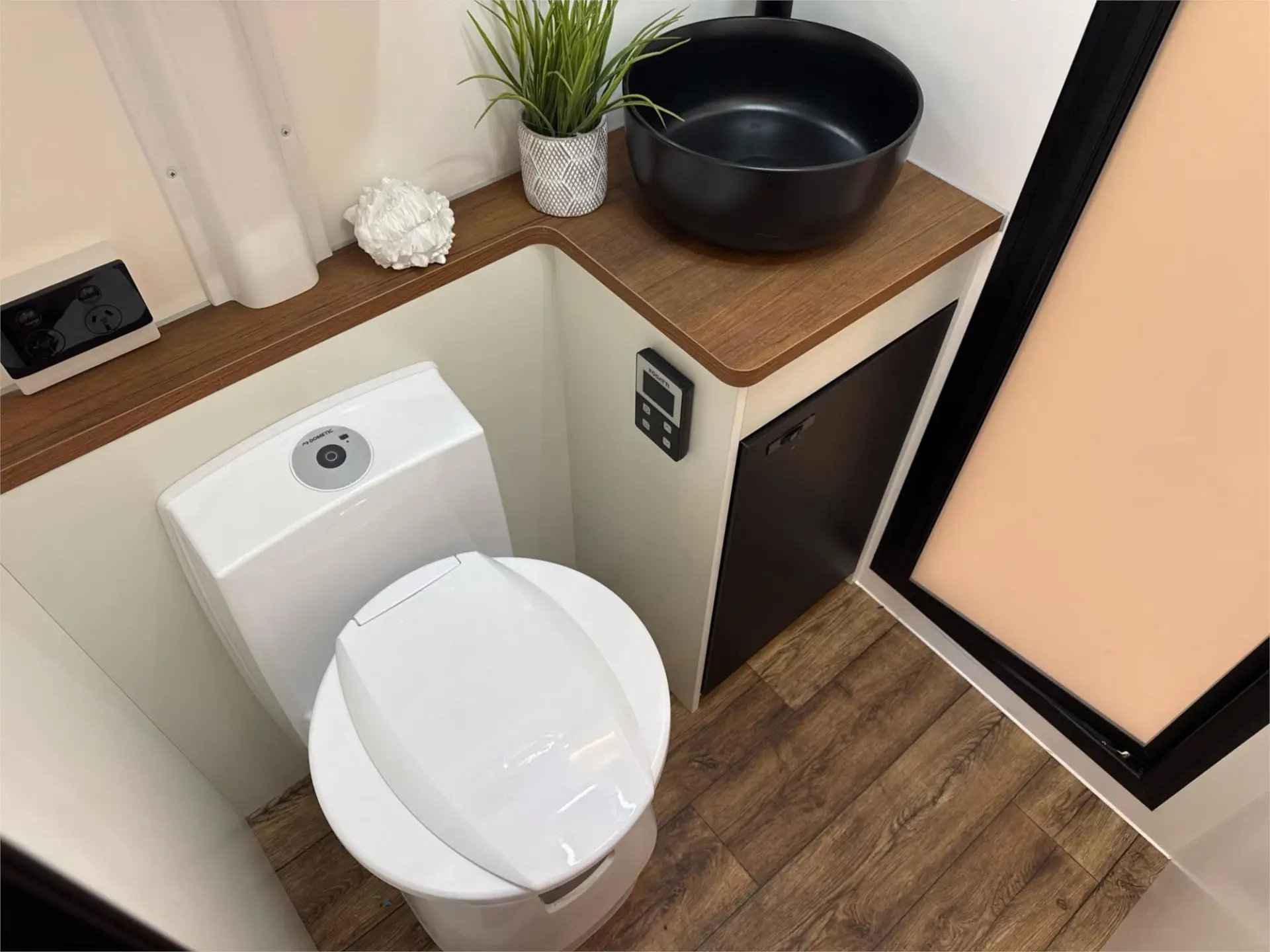 https://media-caravea.syd1.digitaloceanspaces.com/caravans/95EIC21753/exterior-52.webp